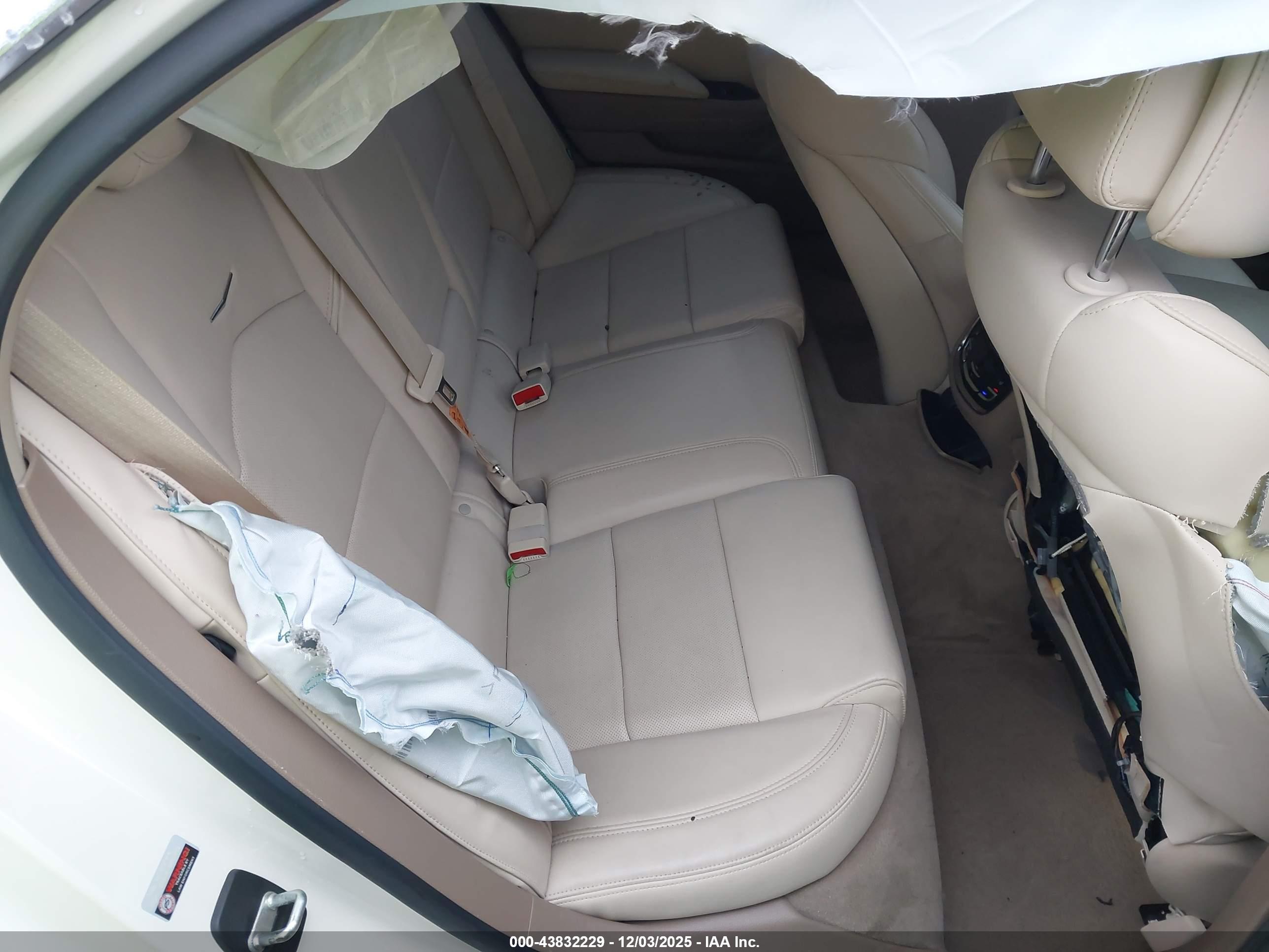 CADILLAC CTS image 8