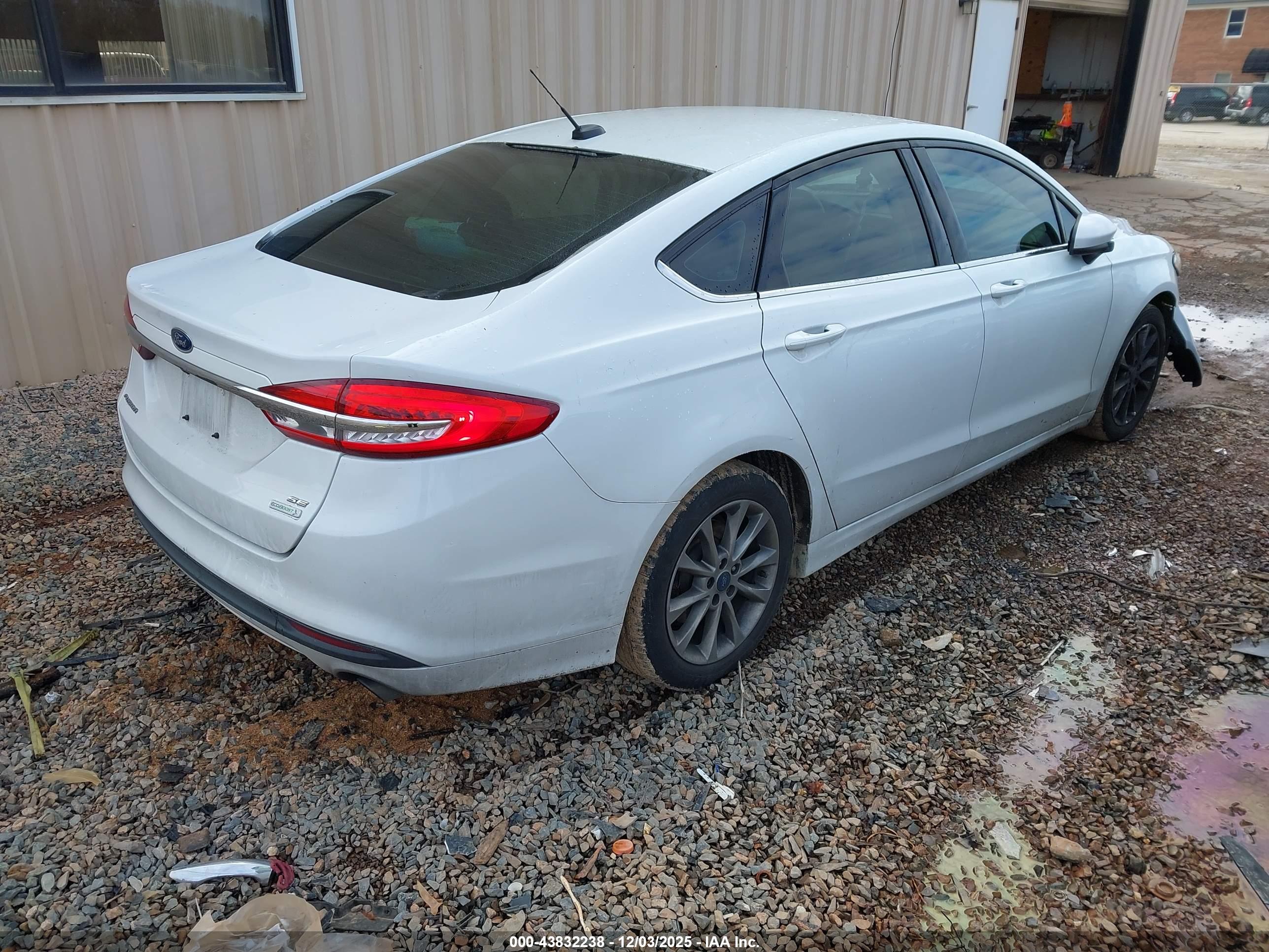 FORD FUSION image 4