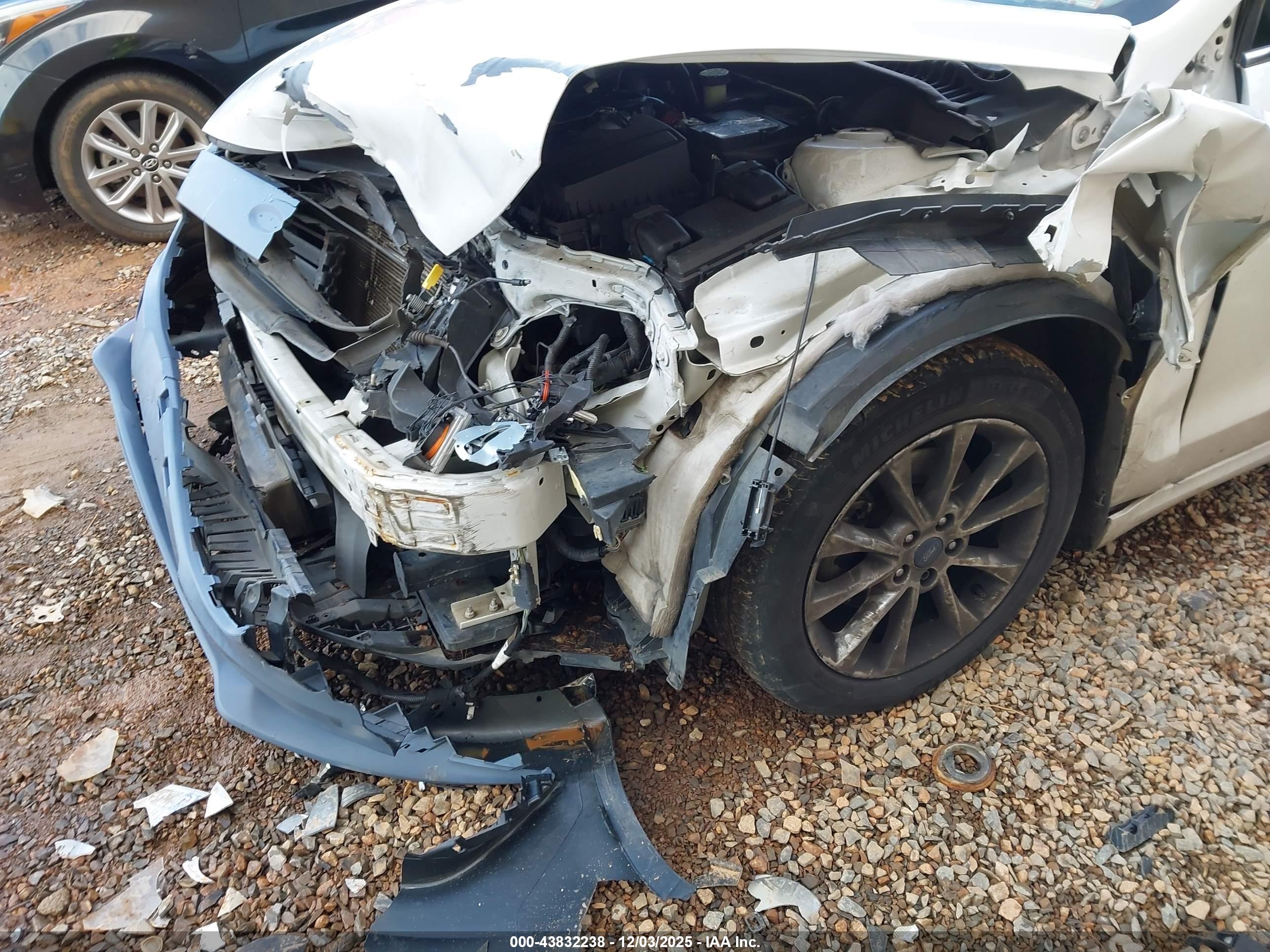 FORD FUSION image 6