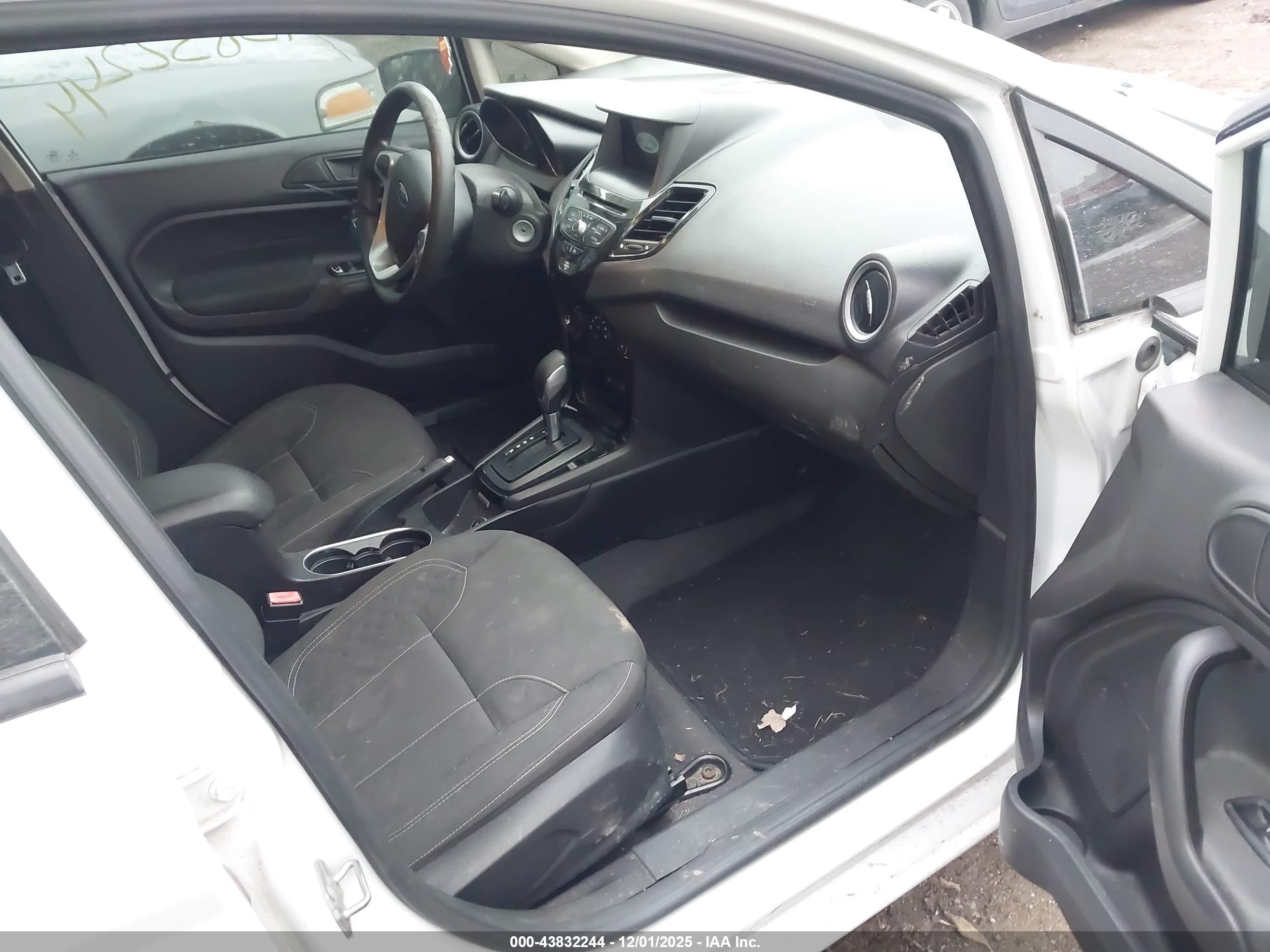 FORD FIESTA image 5