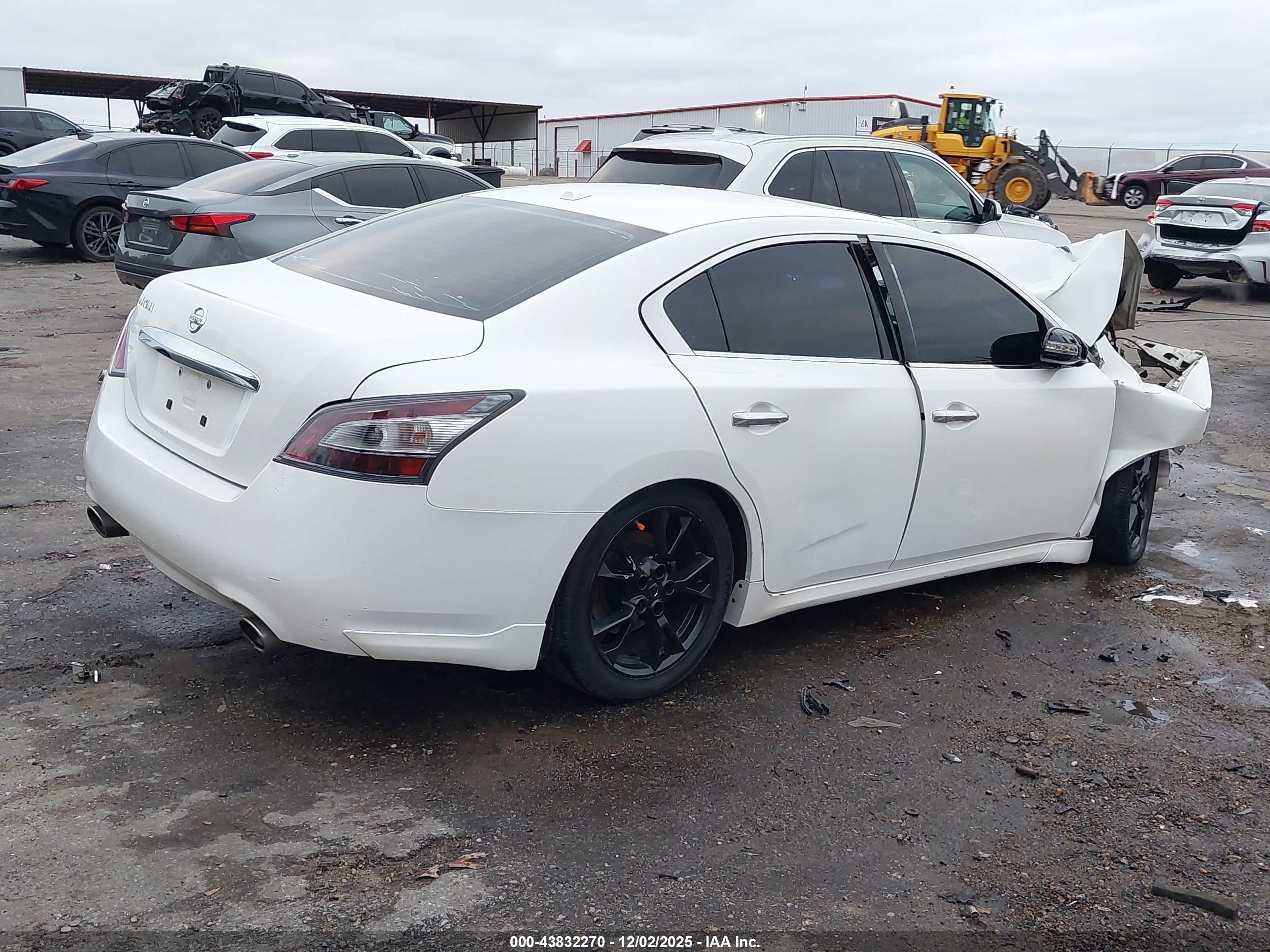 NISSAN MAXIMA image 4