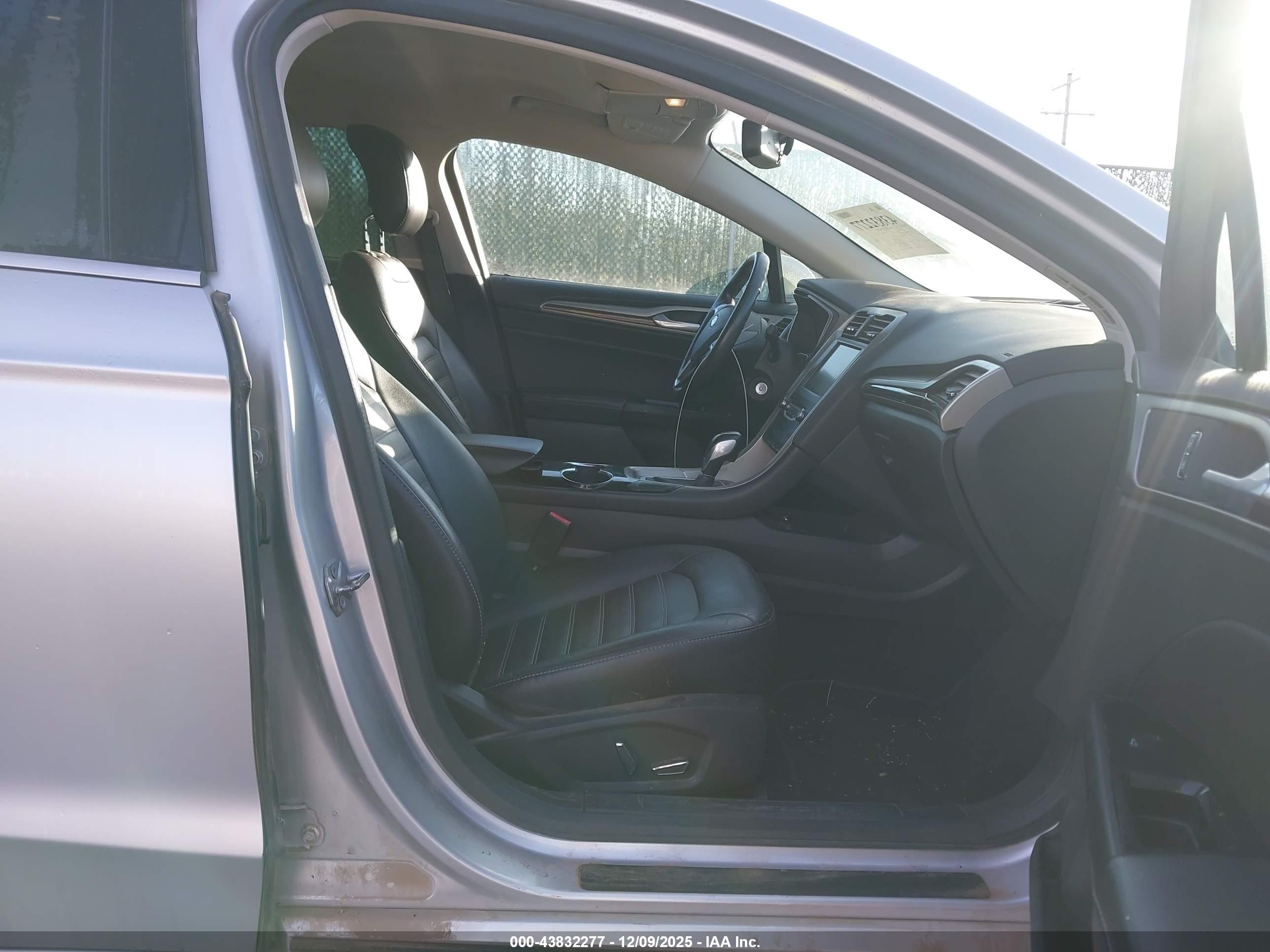 FORD FUSION image 5