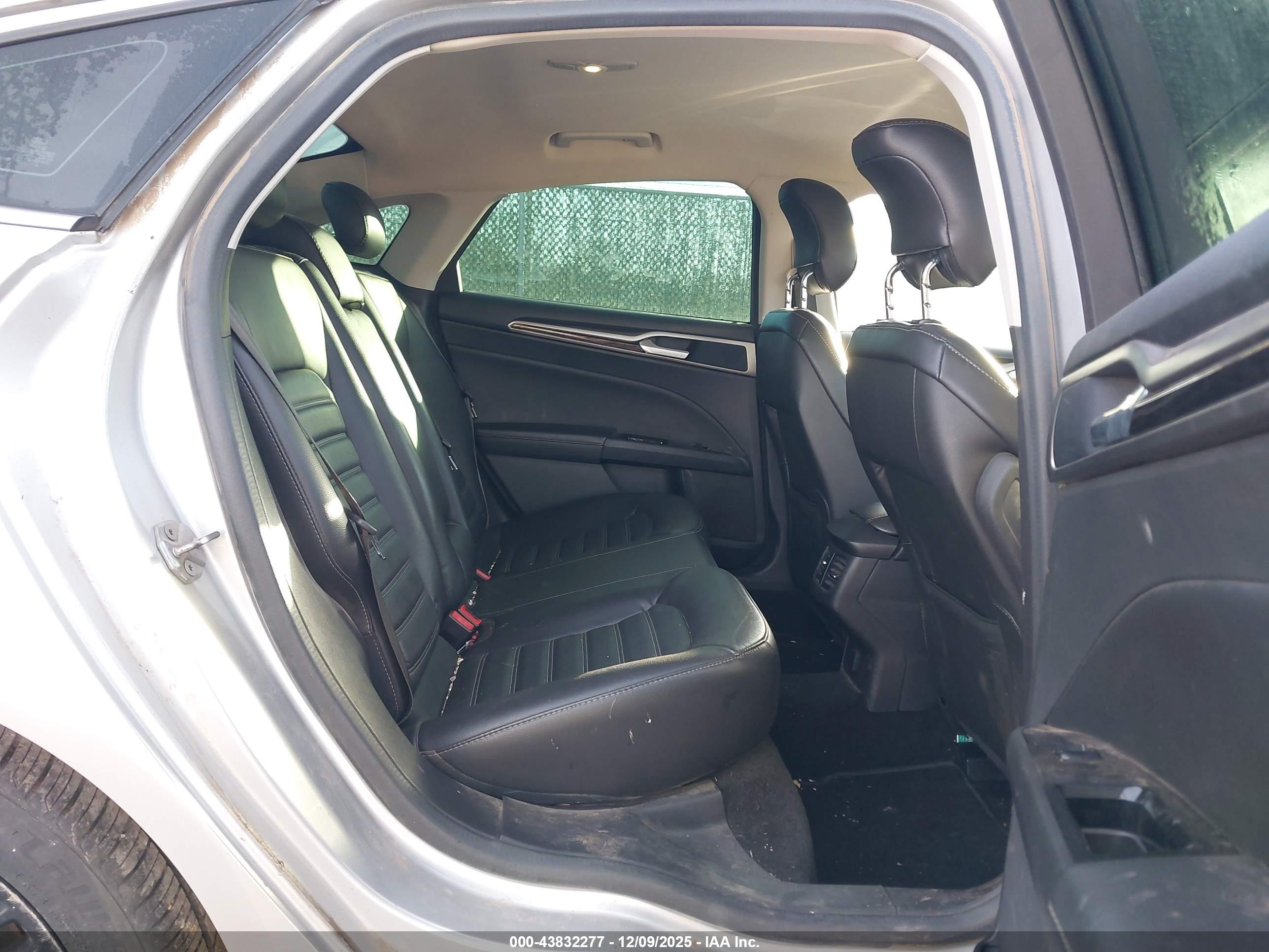 FORD FUSION image 8