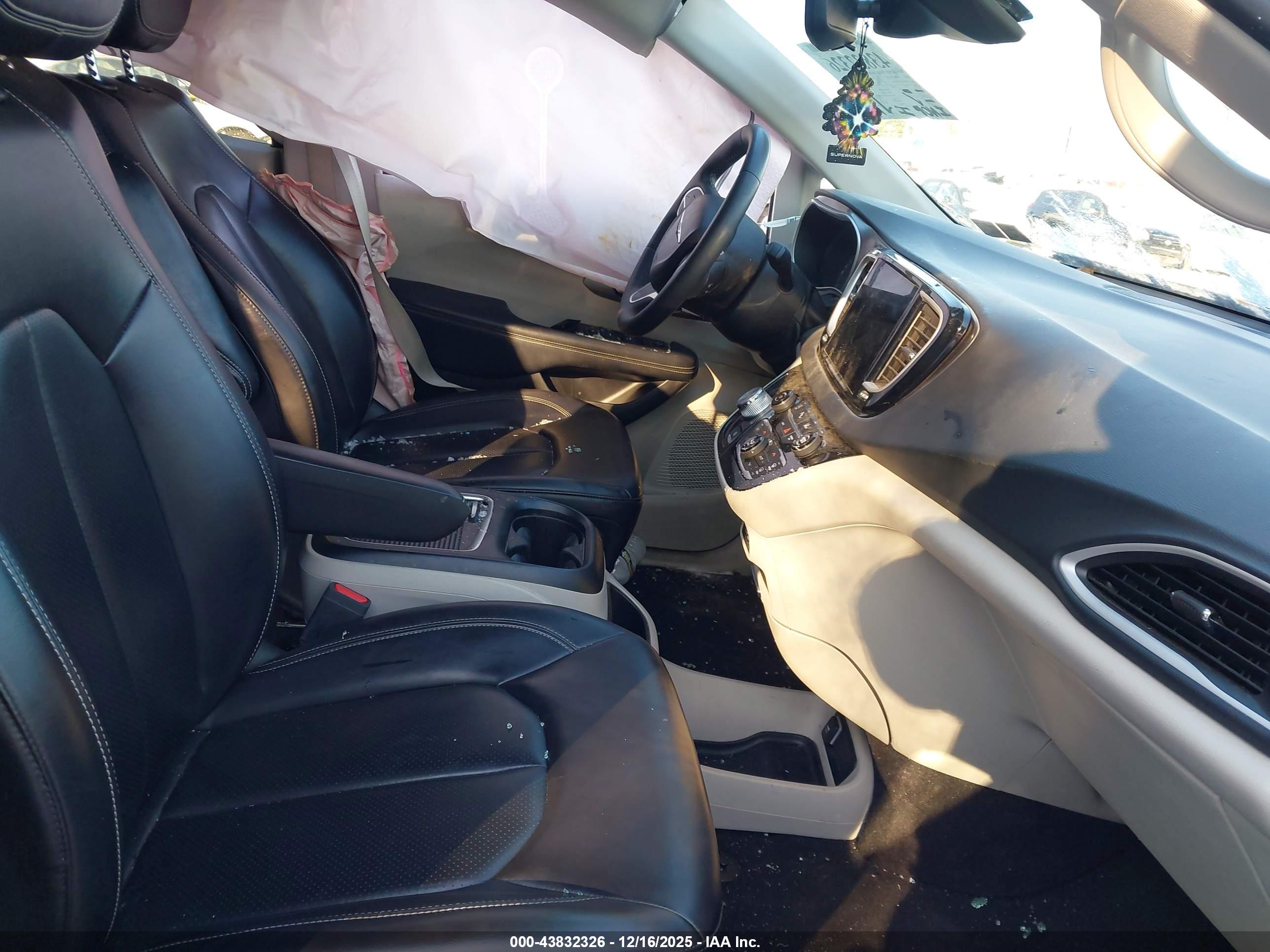 CHRYSLER PACIFICA image 5
