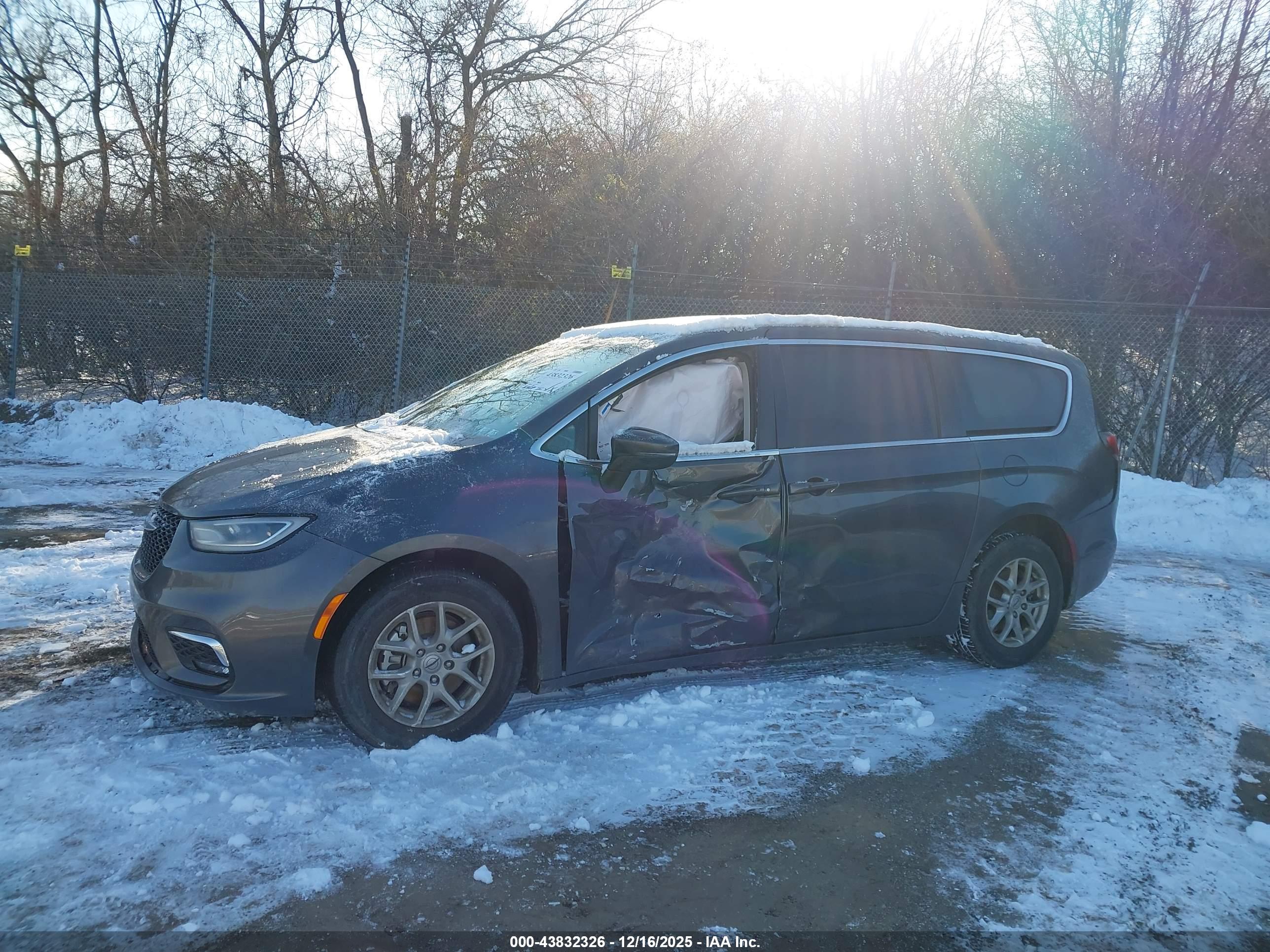 CHRYSLER PACIFICA image 6