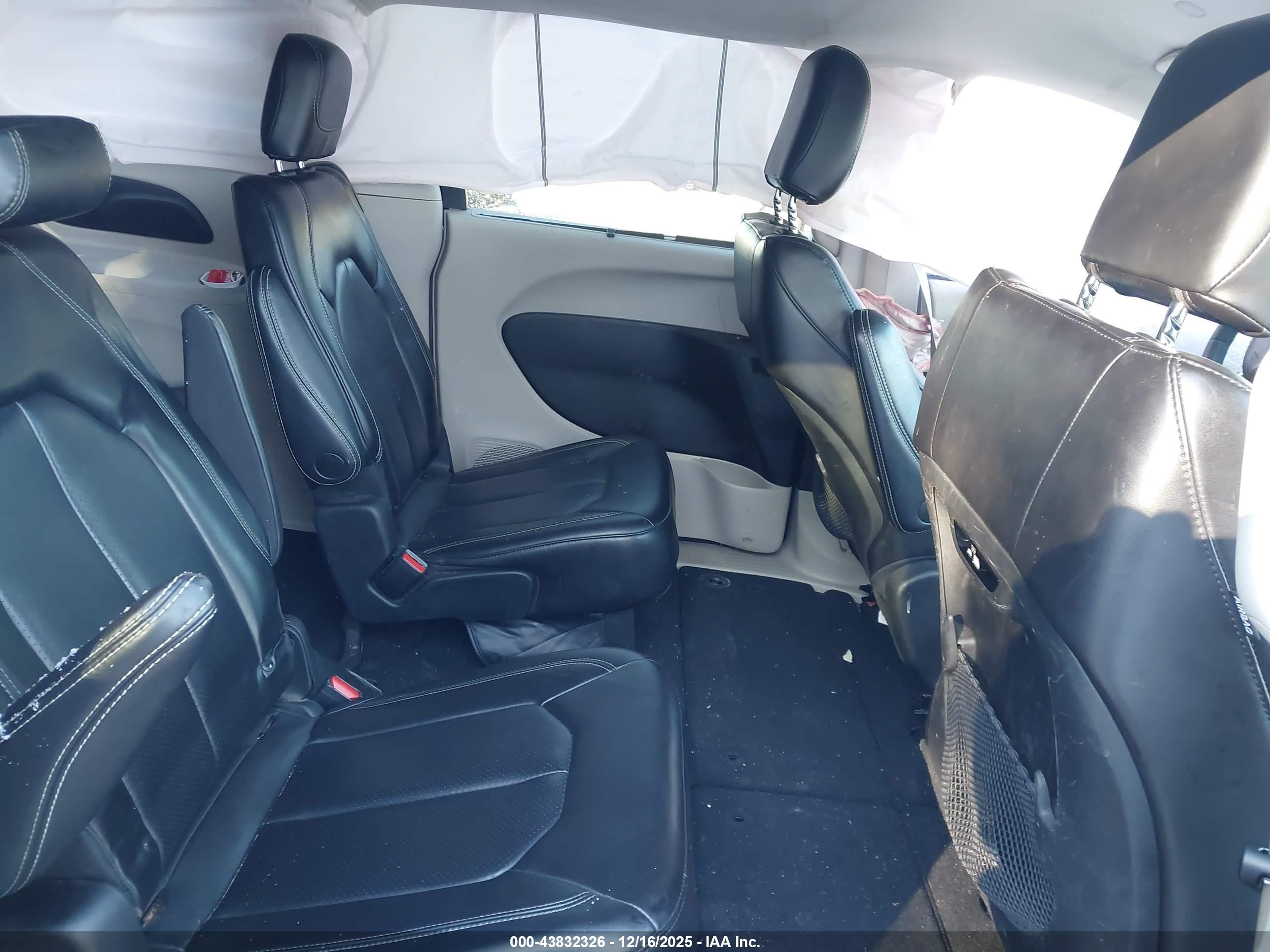CHRYSLER PACIFICA image 8