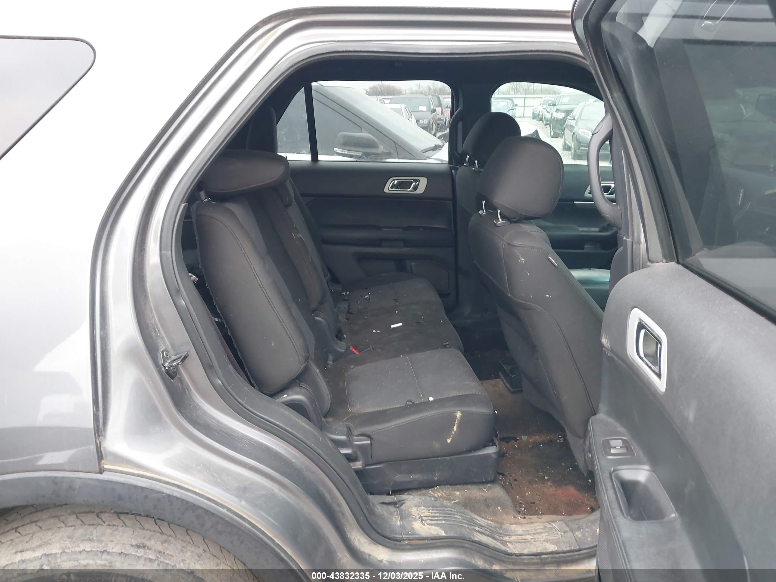 FORD EXPLORER image 8
