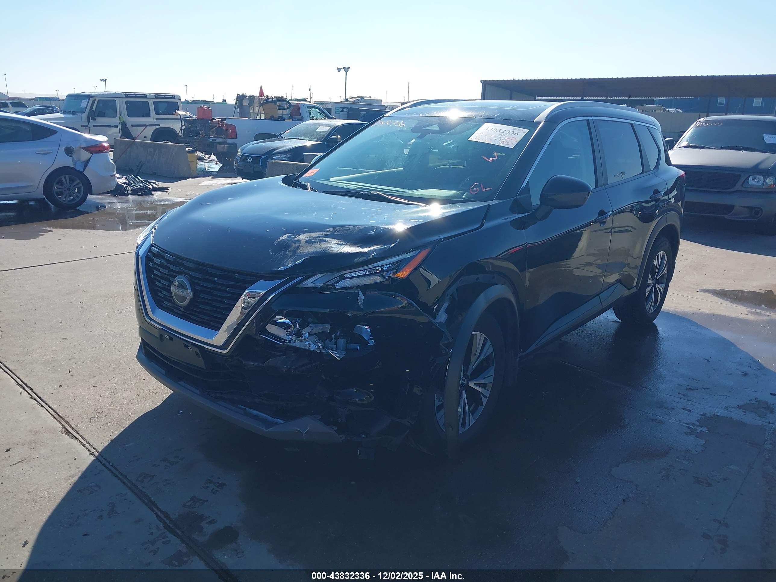 NISSAN ROGUE image 2