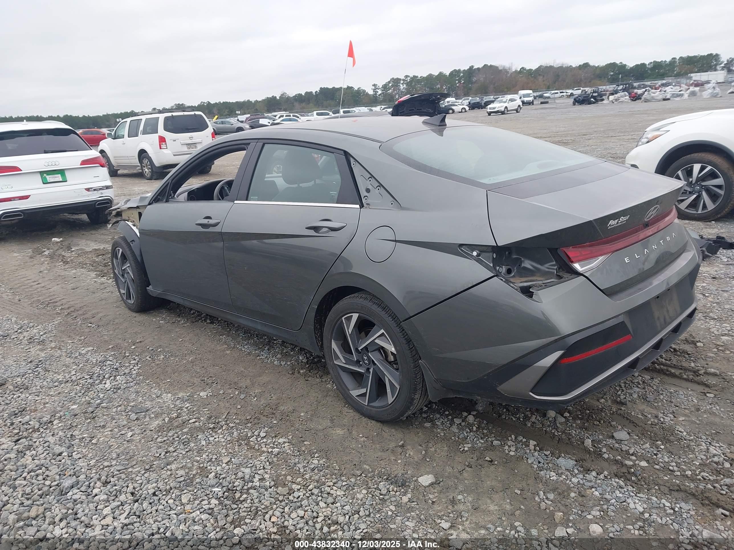 HYUNDAI ELANTRA image 3