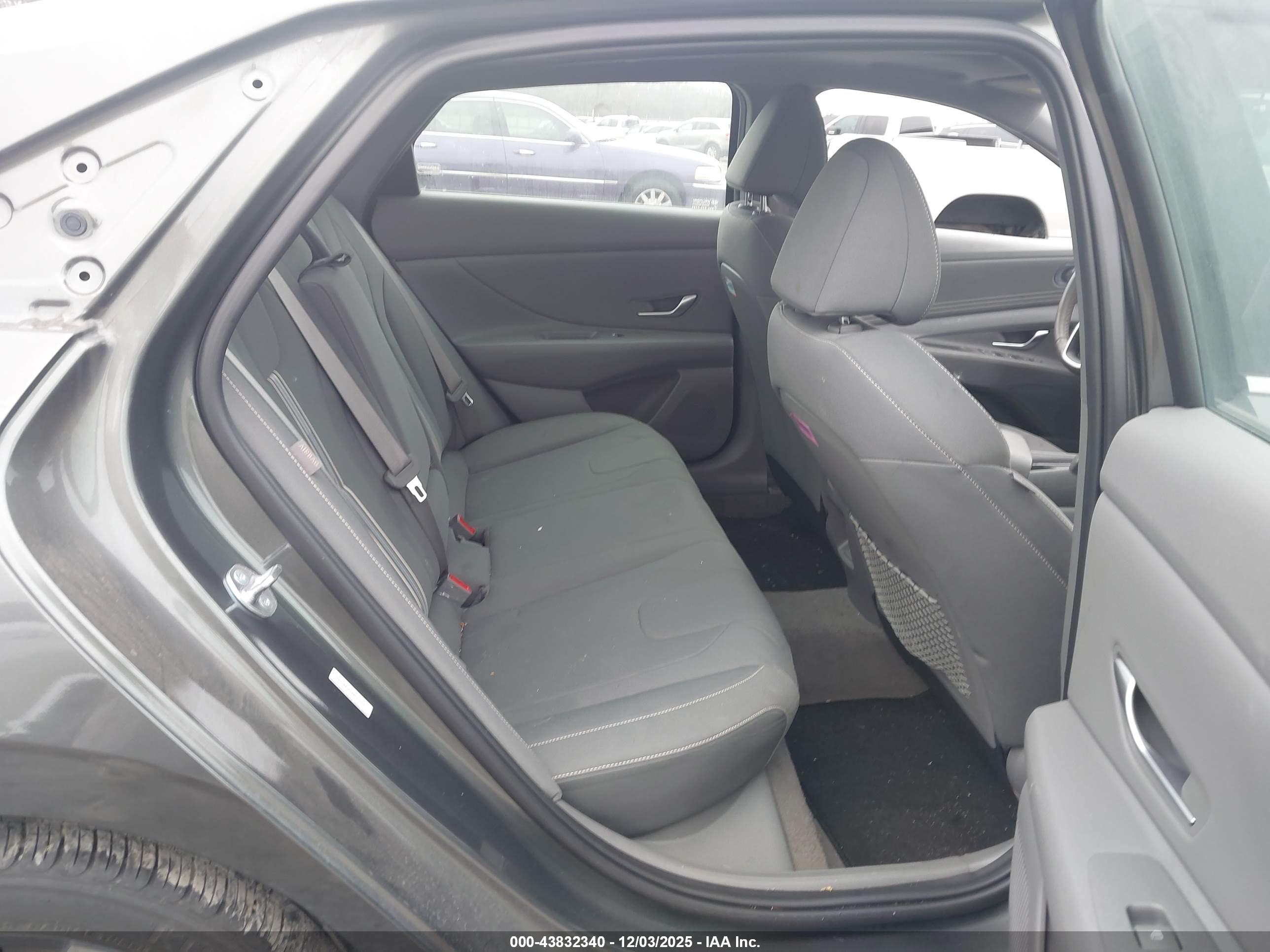 HYUNDAI ELANTRA image 8