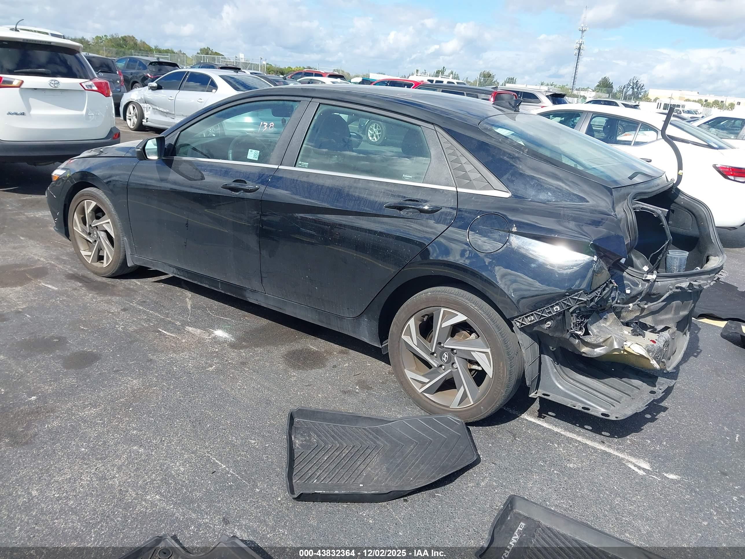 HYUNDAI ELANTRA image 3