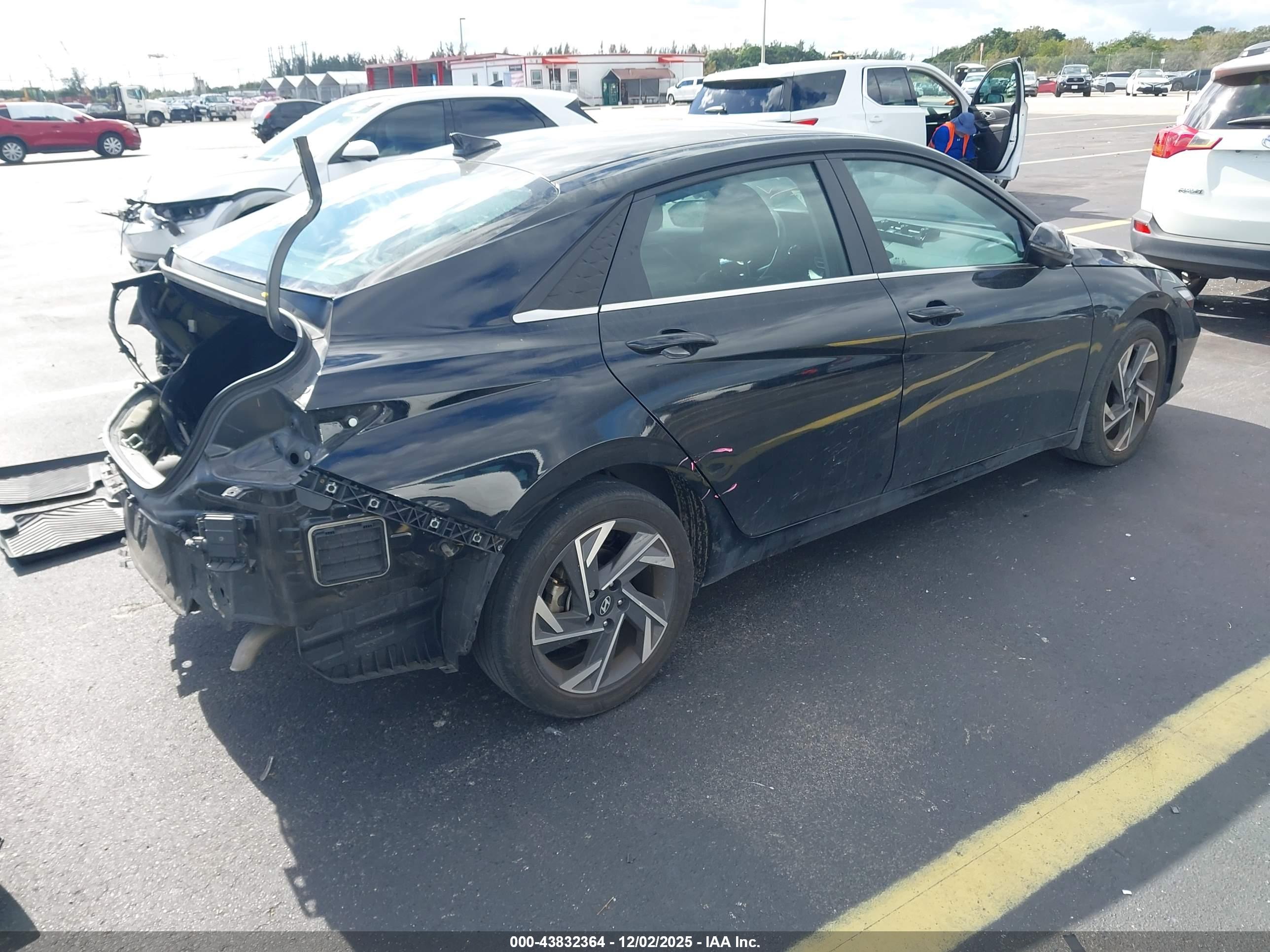 HYUNDAI ELANTRA image 4