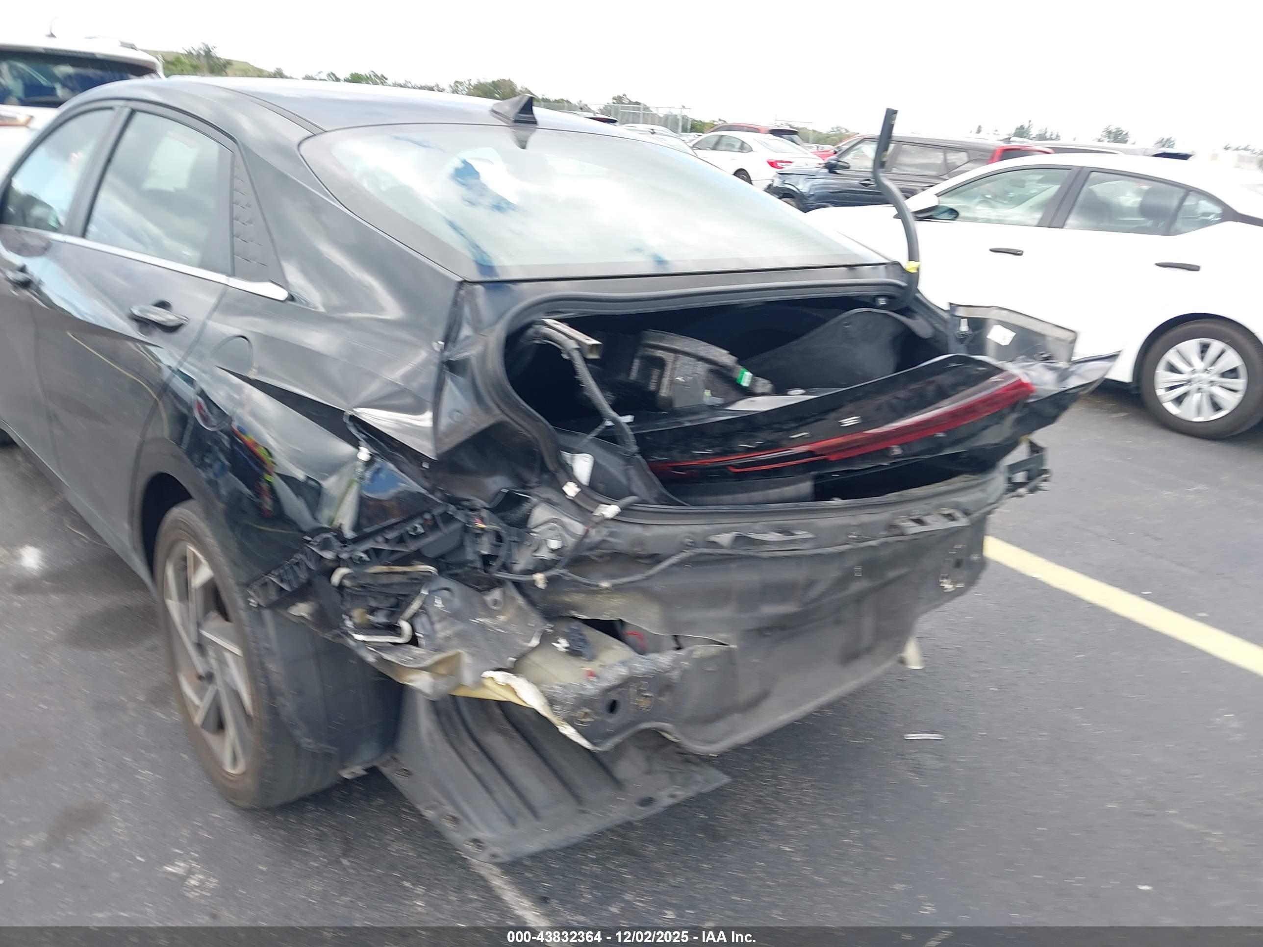 HYUNDAI ELANTRA image 6