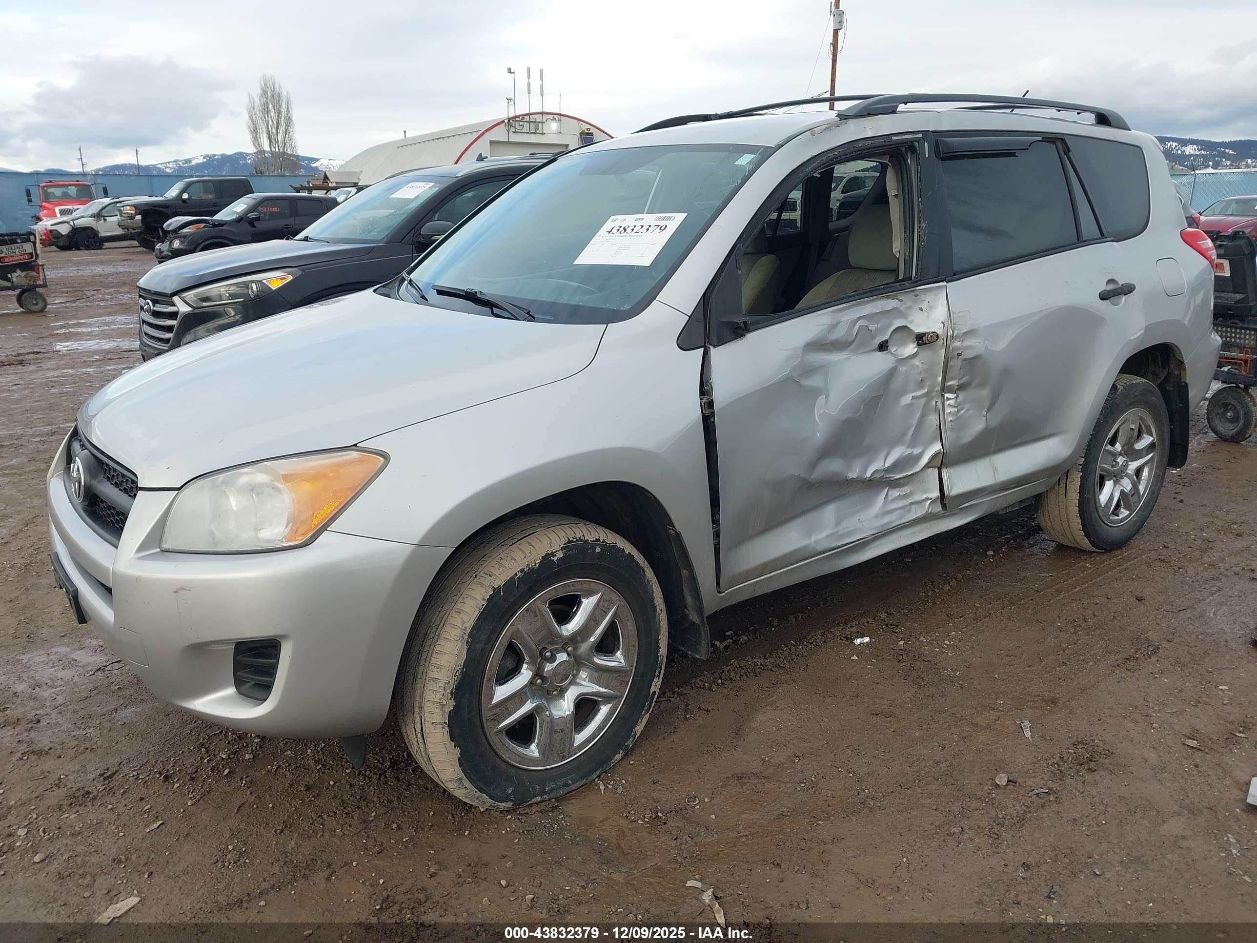 TOYOTA RAV4 image 2