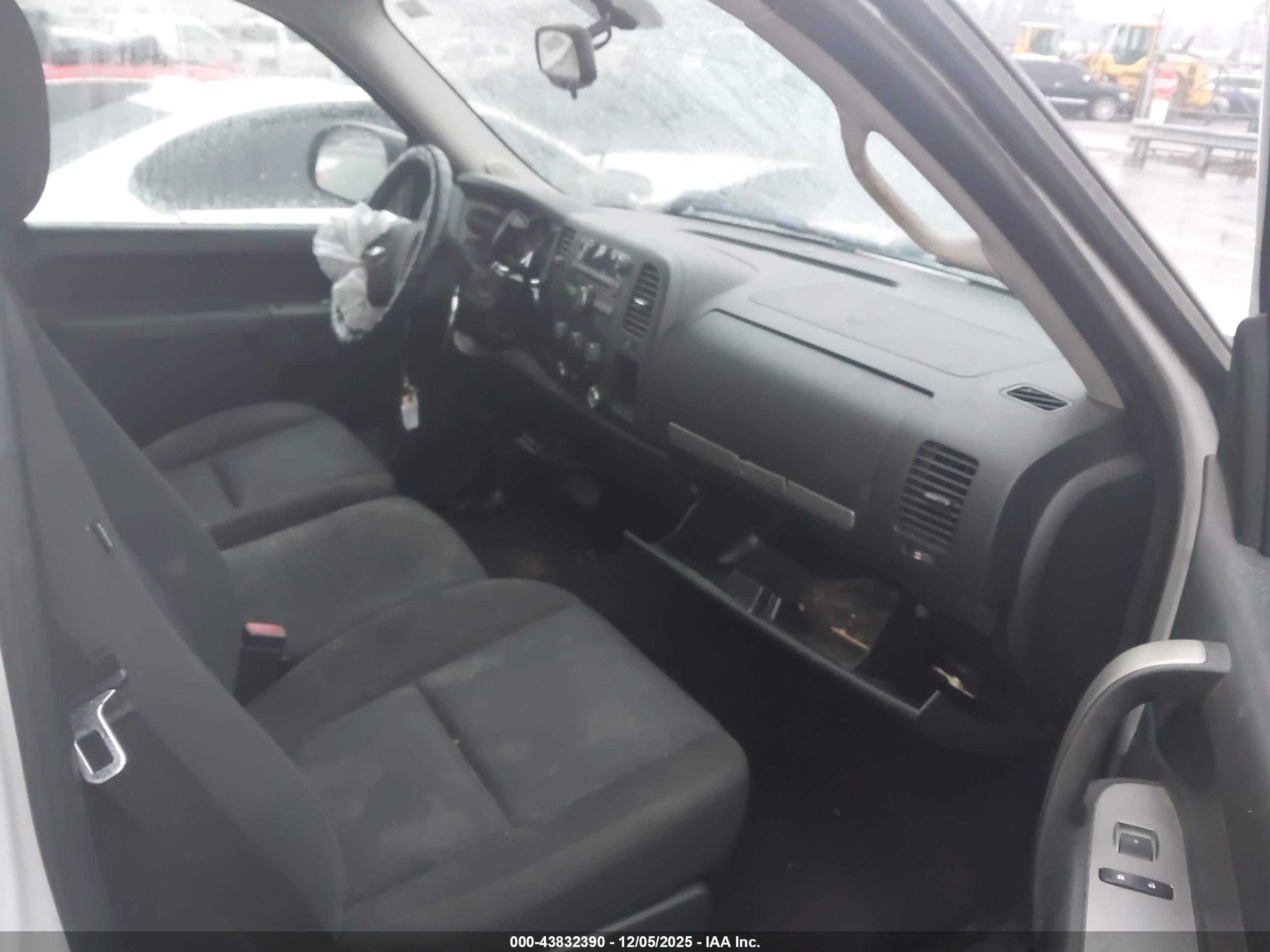 CHEVROLET SILVERADO image 5