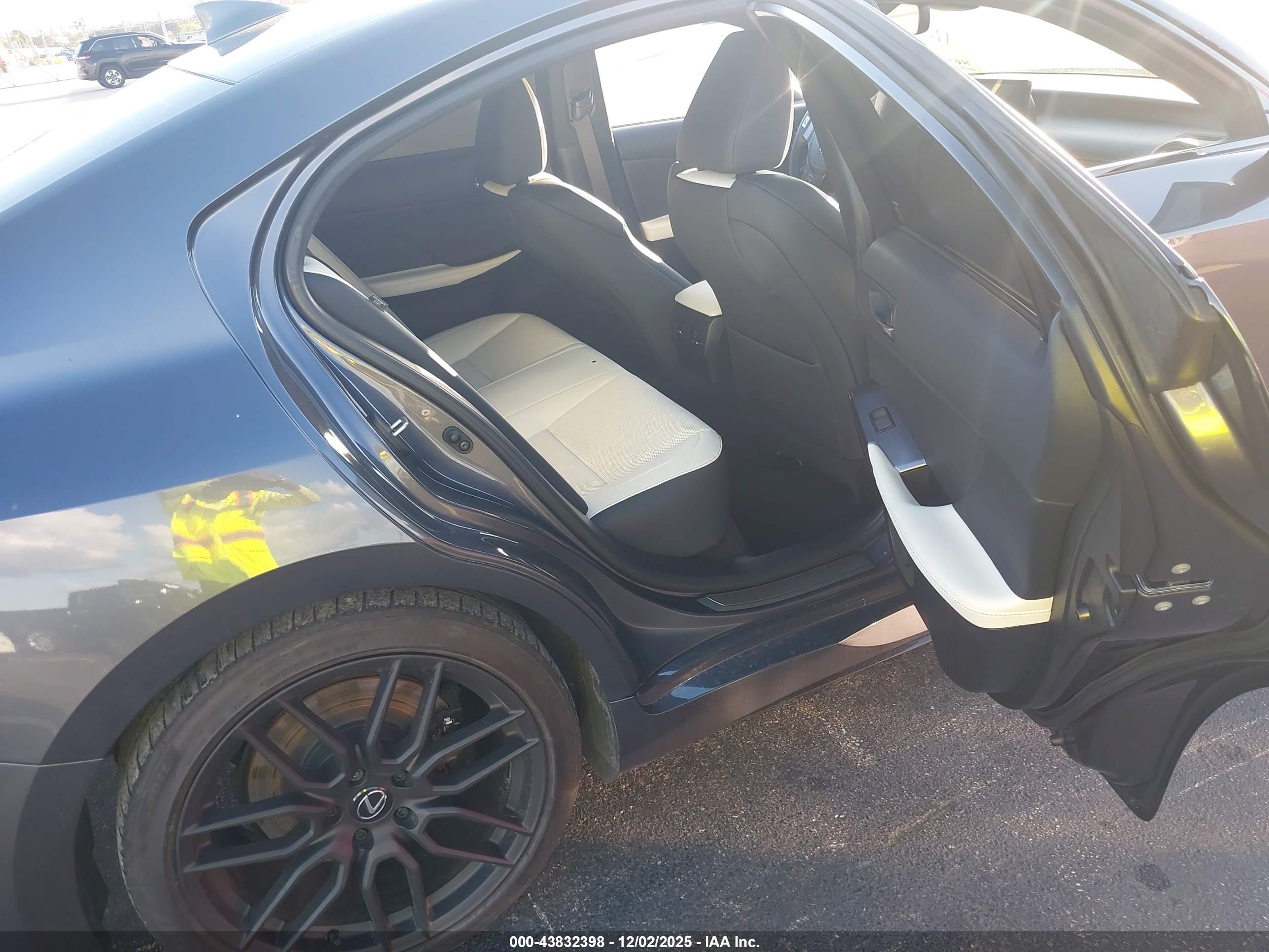 LEXUS IS image 8