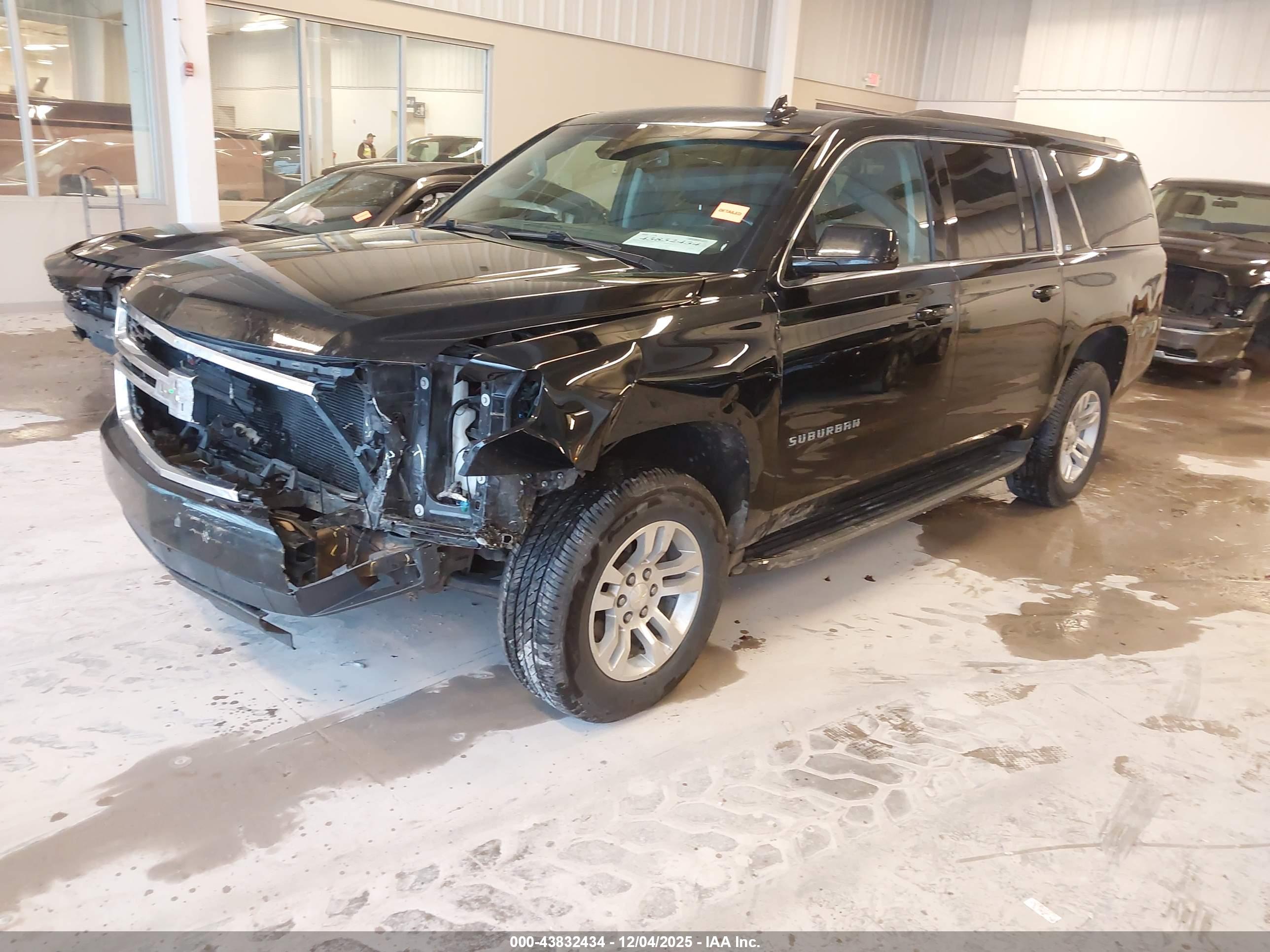 CHEVROLET SUBURBAN image 2
