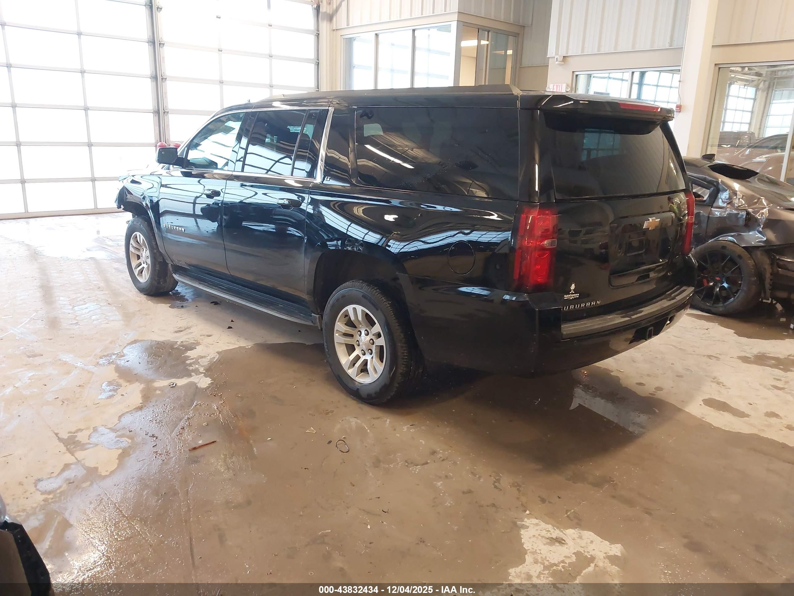 CHEVROLET SUBURBAN image 3