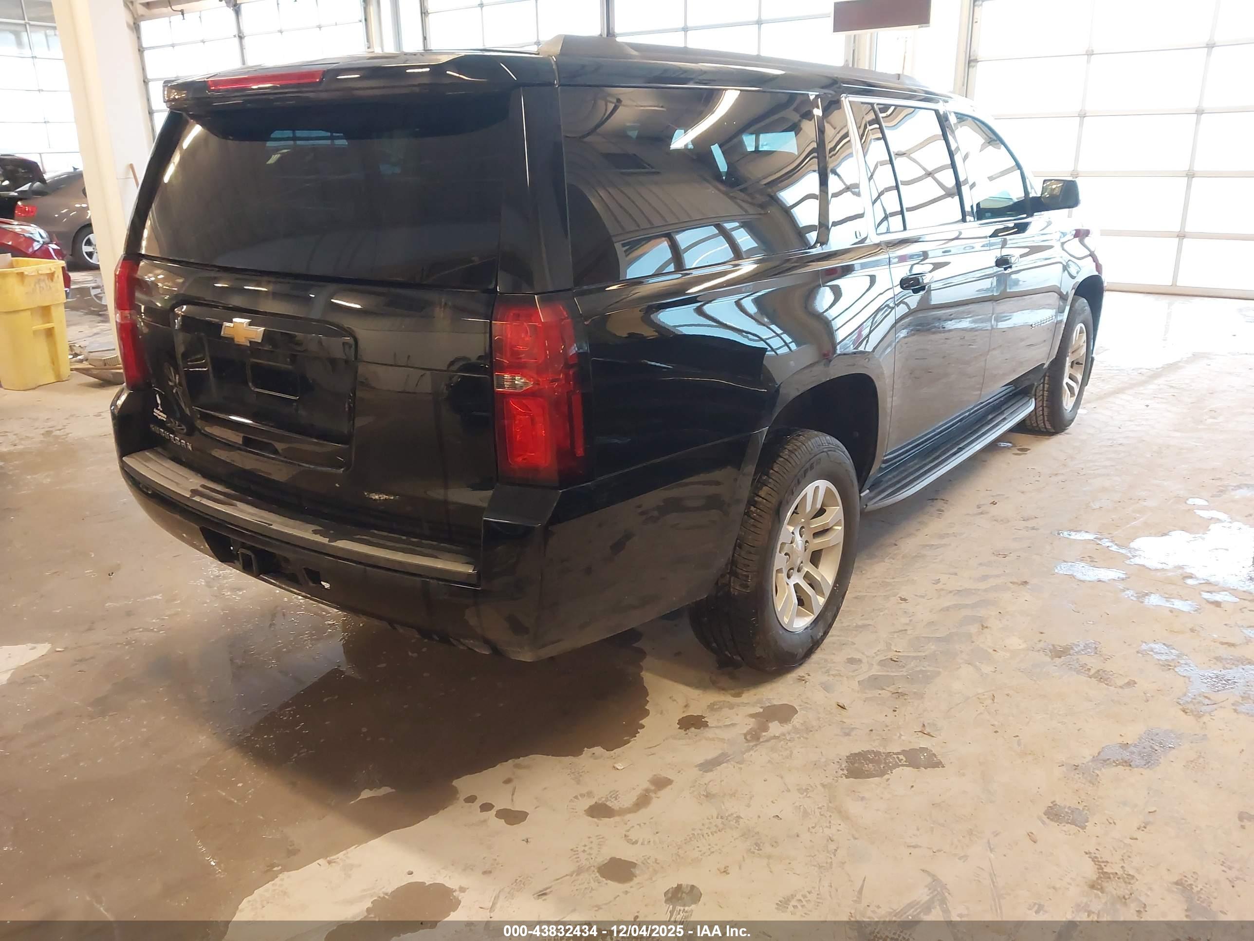CHEVROLET SUBURBAN image 4