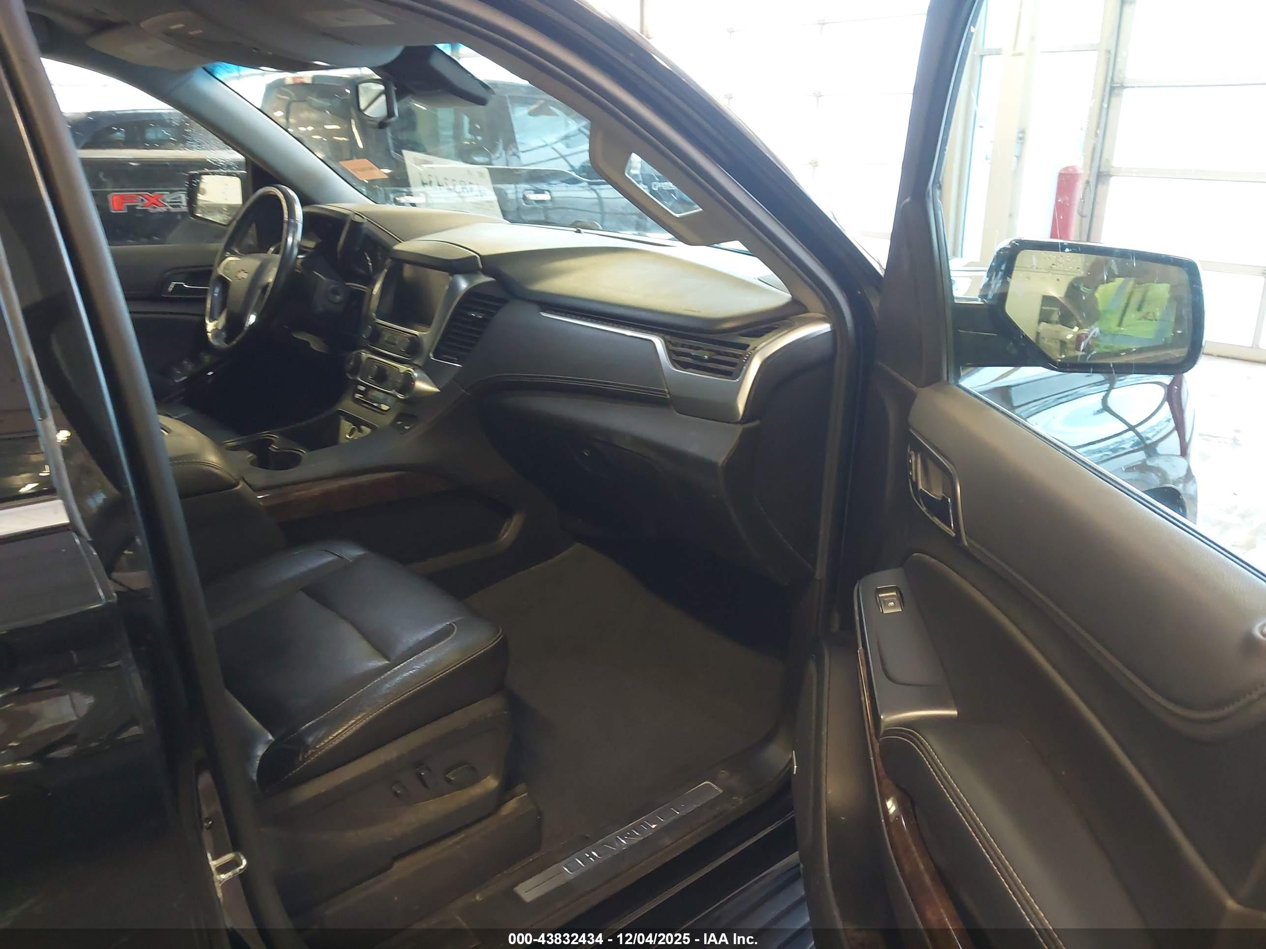 CHEVROLET SUBURBAN image 5
