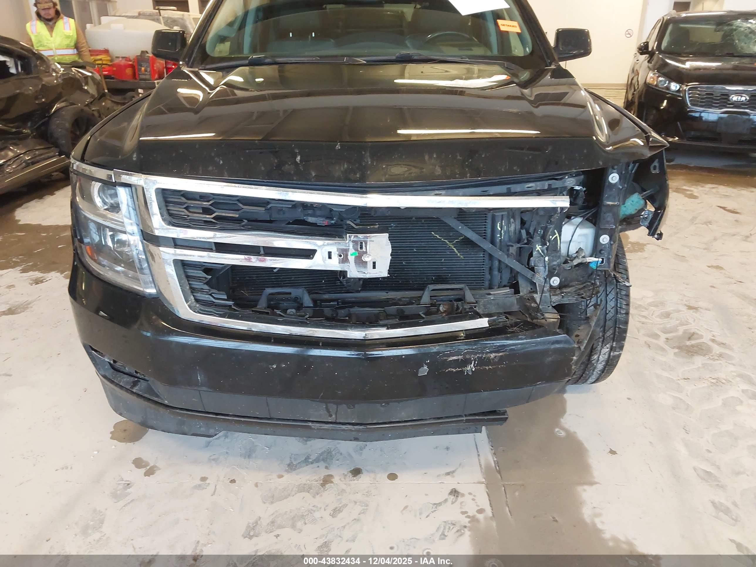 CHEVROLET SUBURBAN image 6