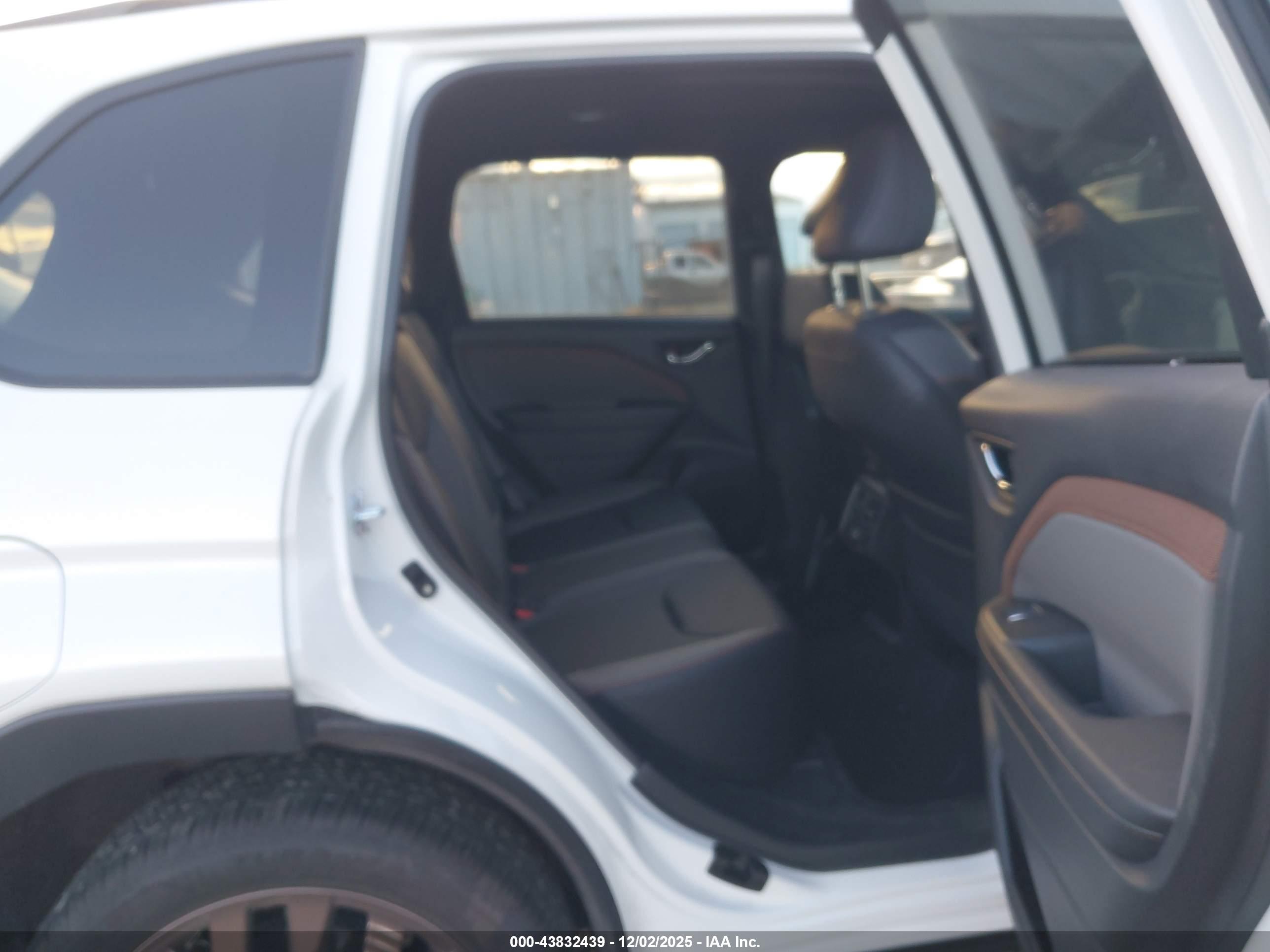 SUBARU FORESTER image 8