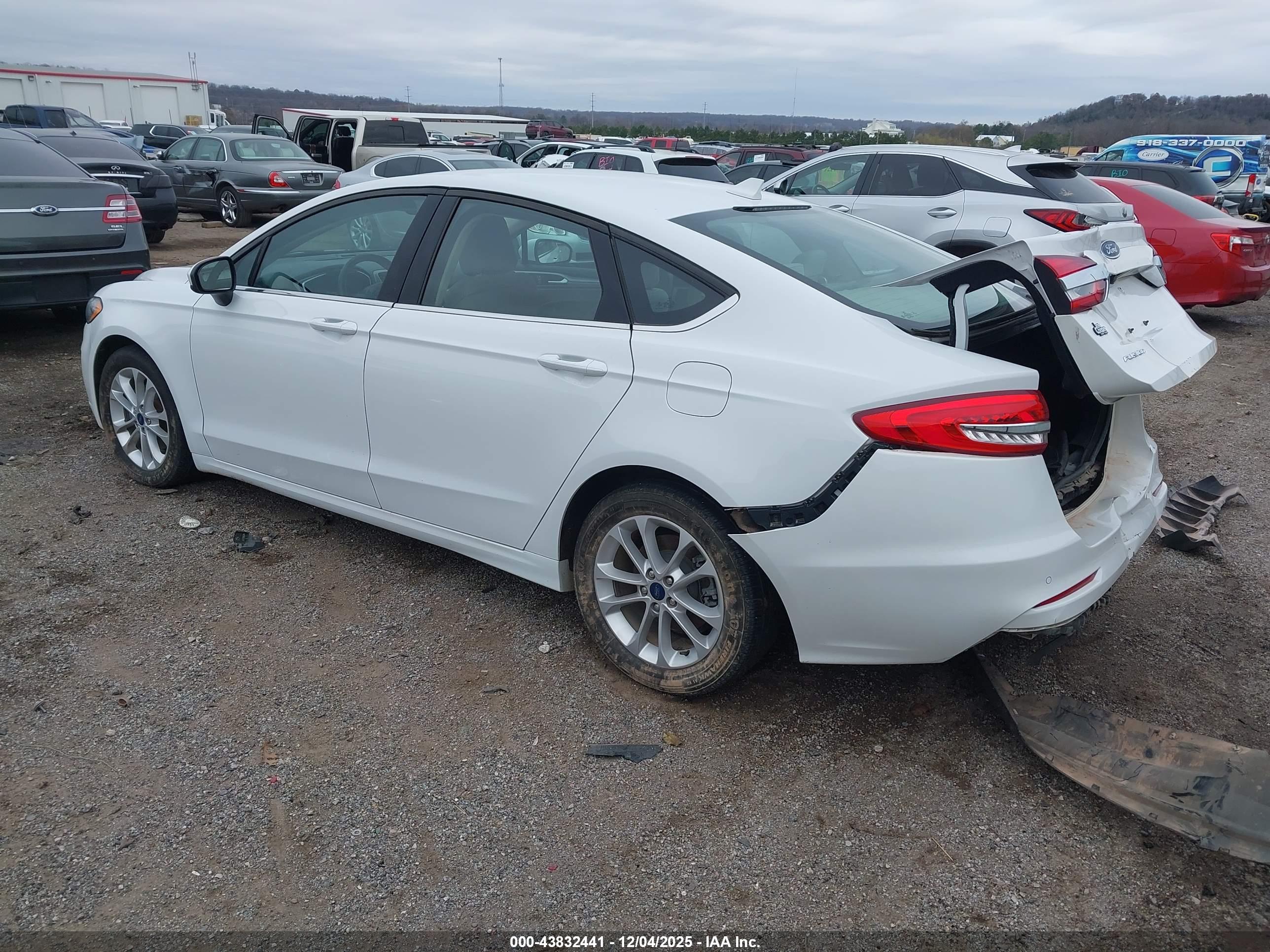 FORD FUSION image 3