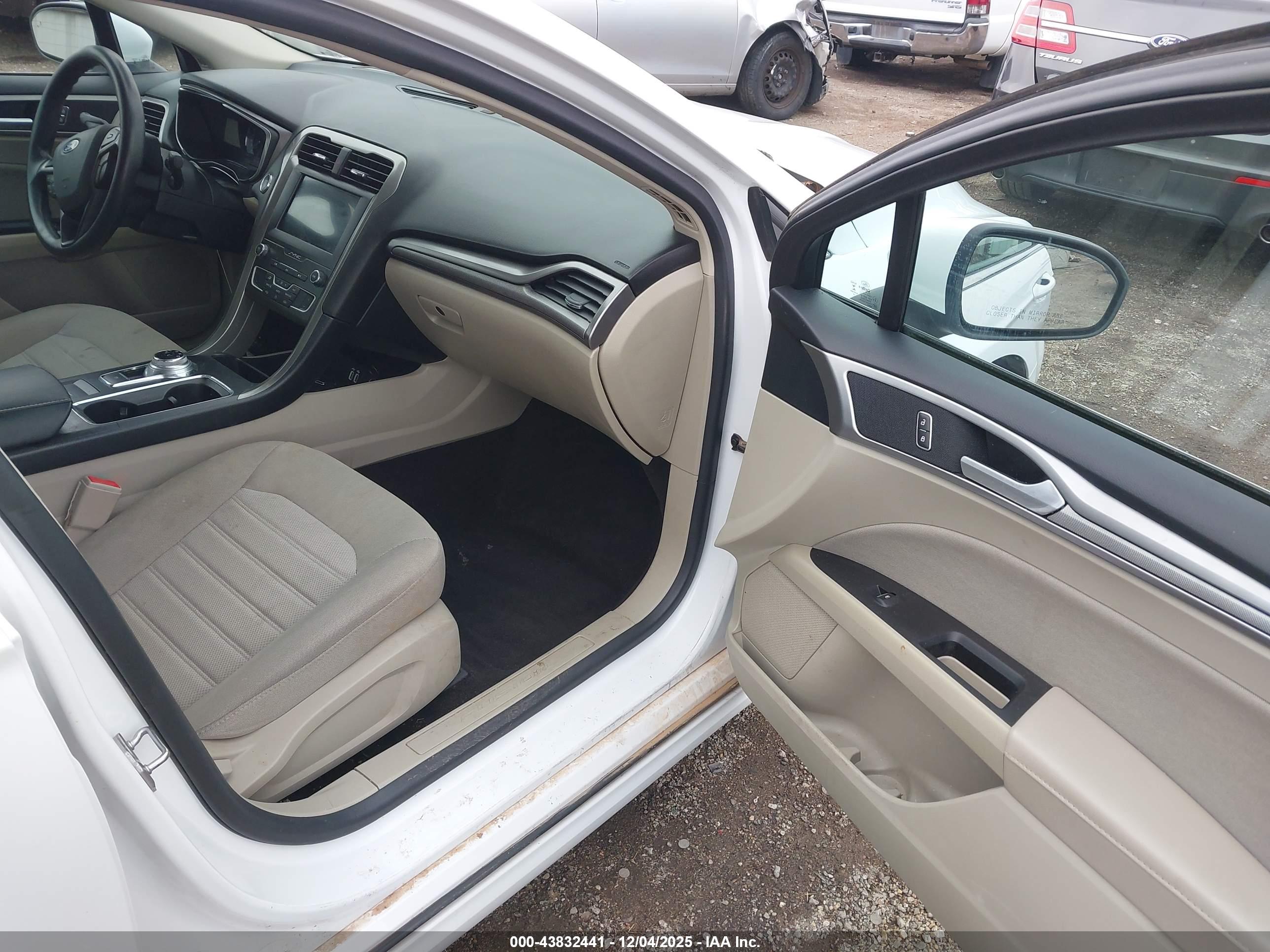FORD FUSION image 5