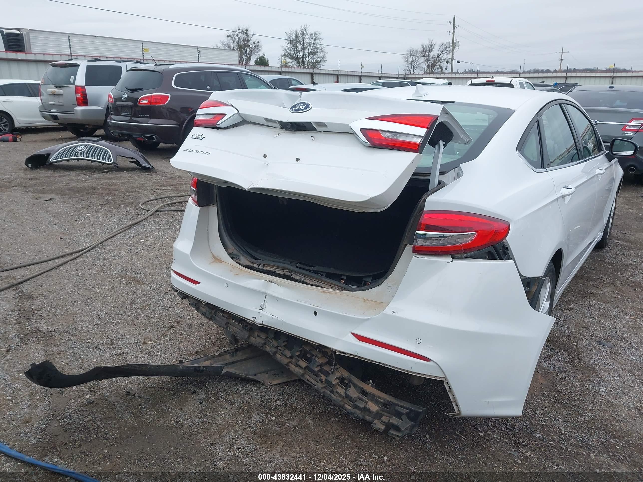 FORD FUSION image 6