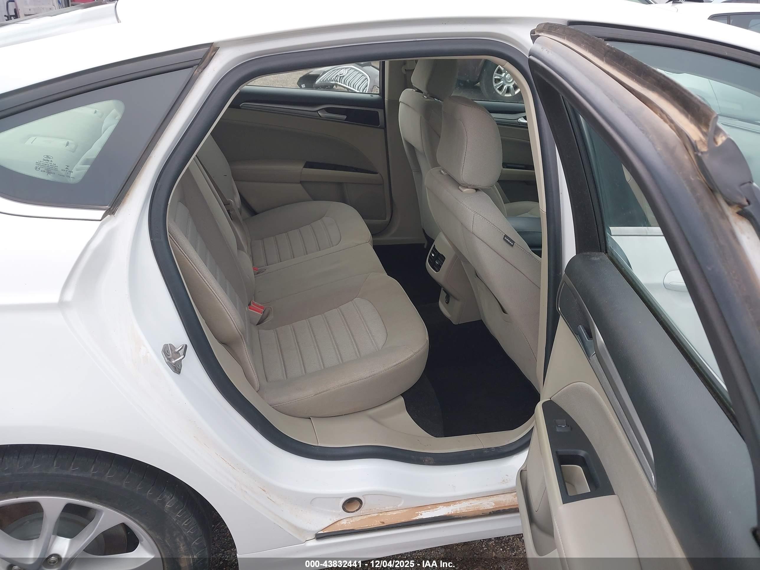 FORD FUSION image 8