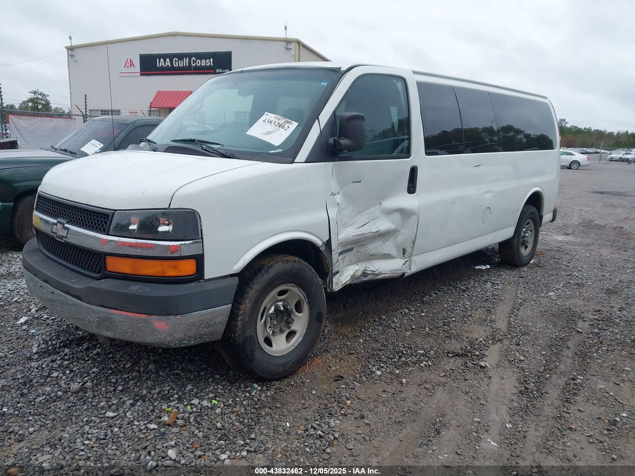 CHEVROLET EXPRESS image 2