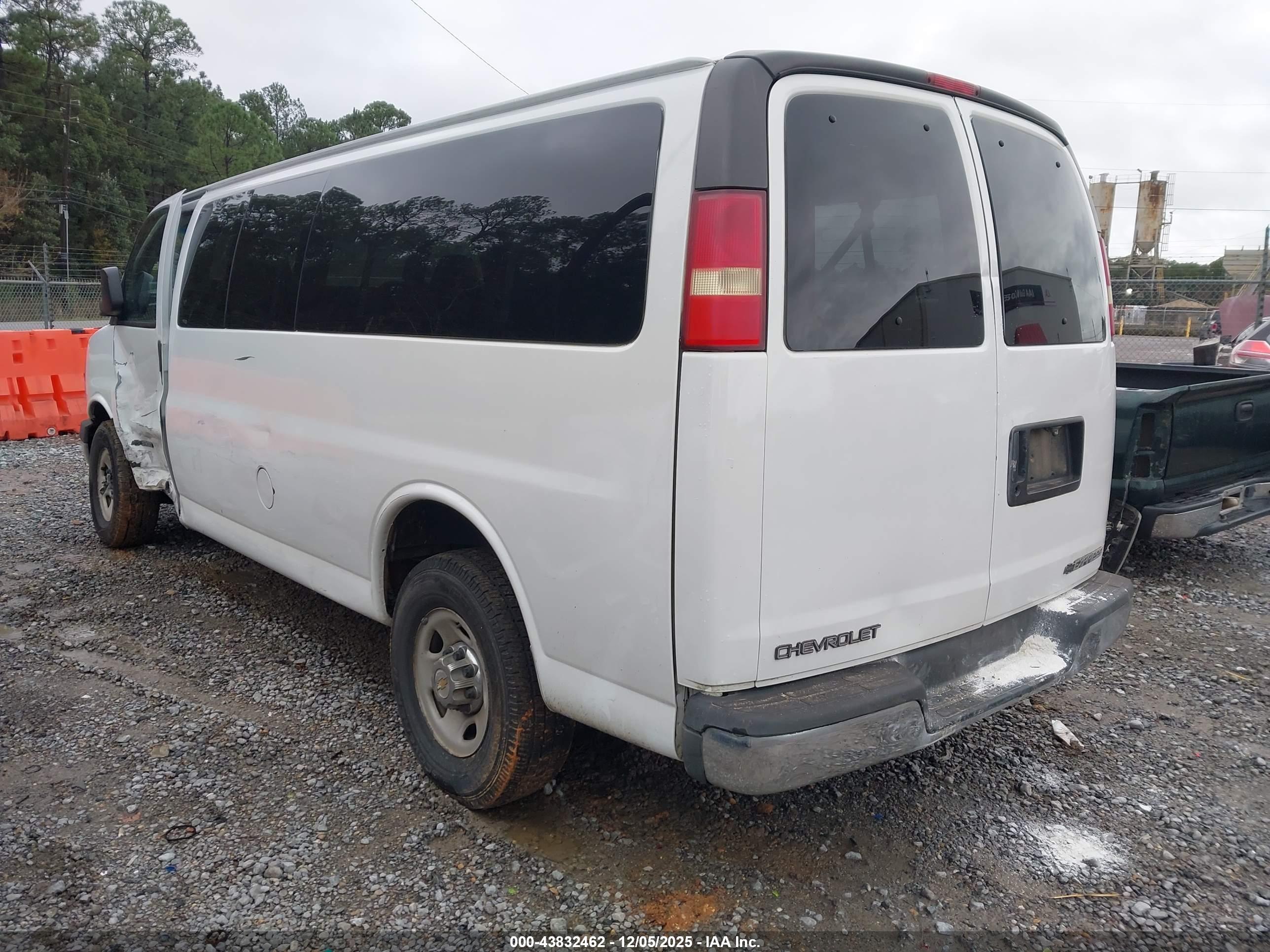 CHEVROLET EXPRESS image 3