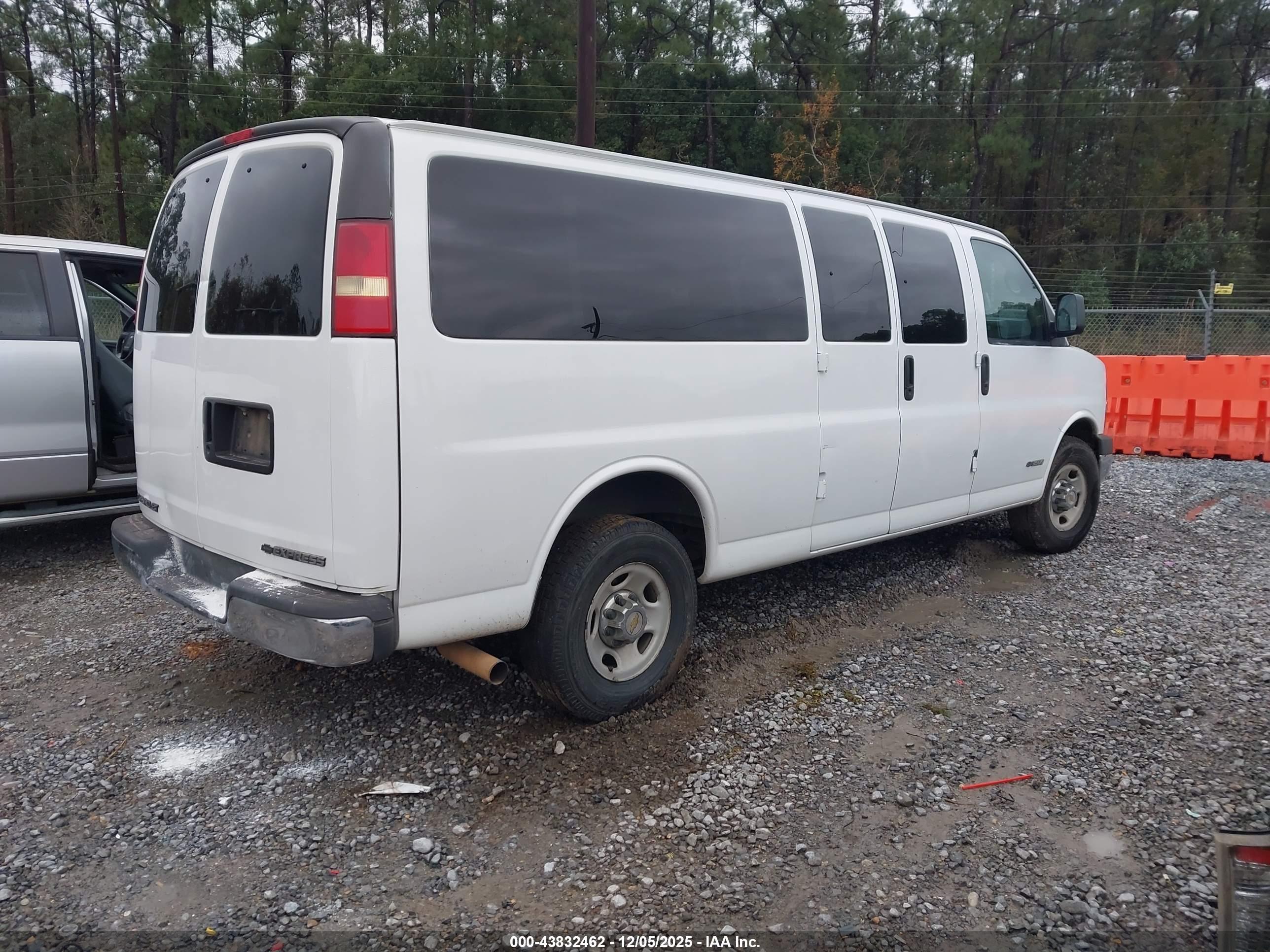 CHEVROLET EXPRESS image 4