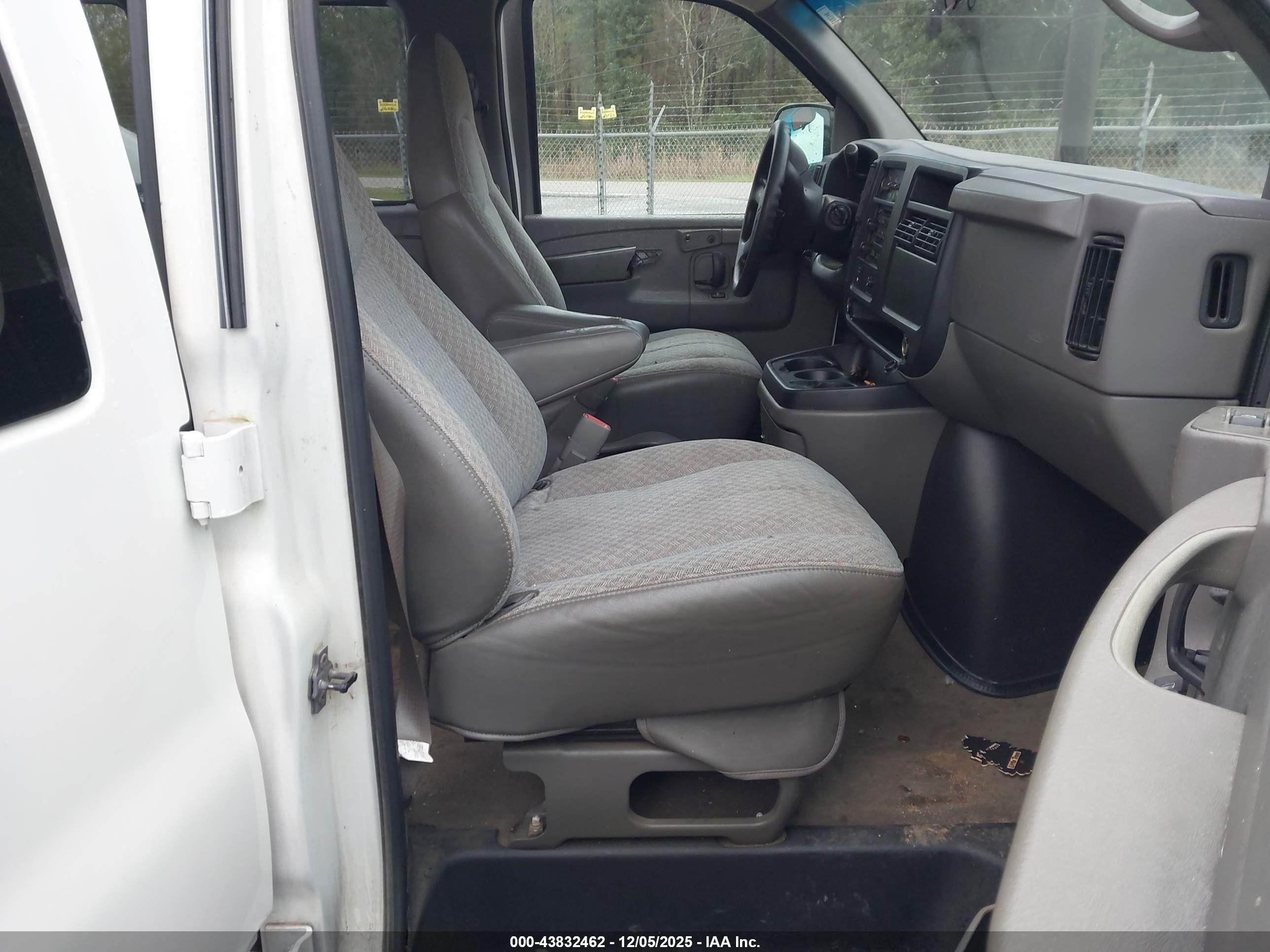 CHEVROLET EXPRESS image 5