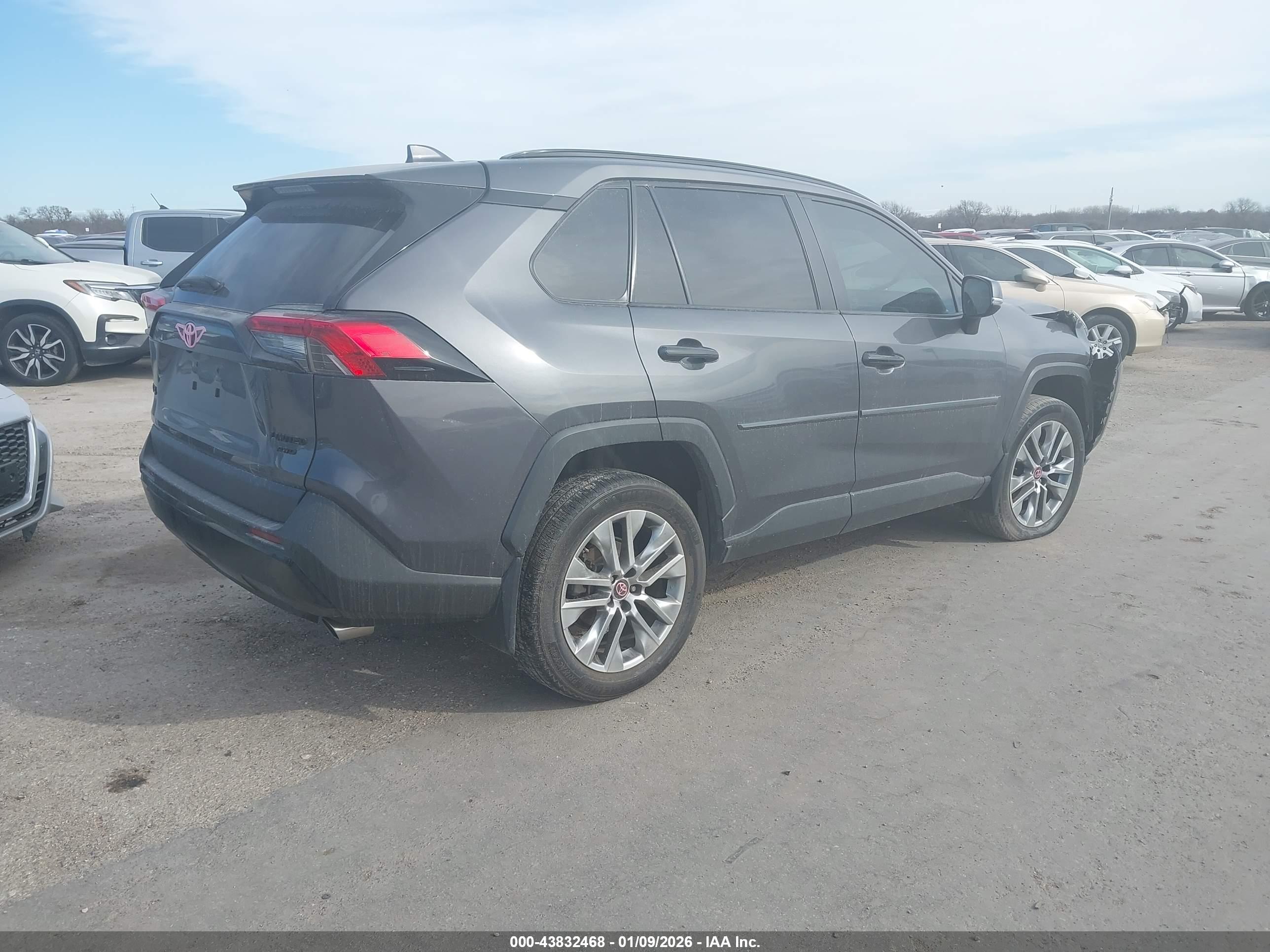 TOYOTA RAV4 image 4
