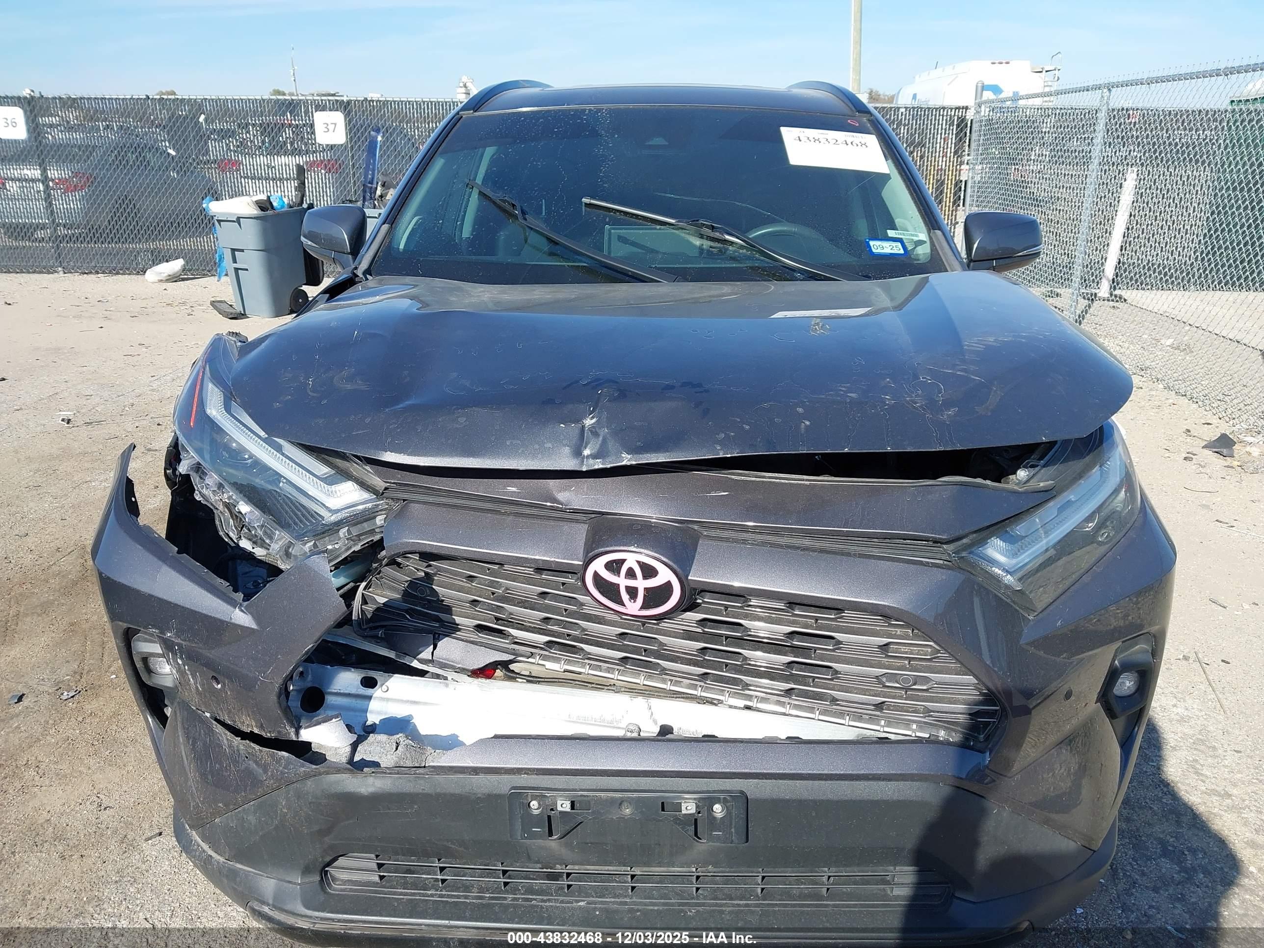 TOYOTA RAV4 image 6