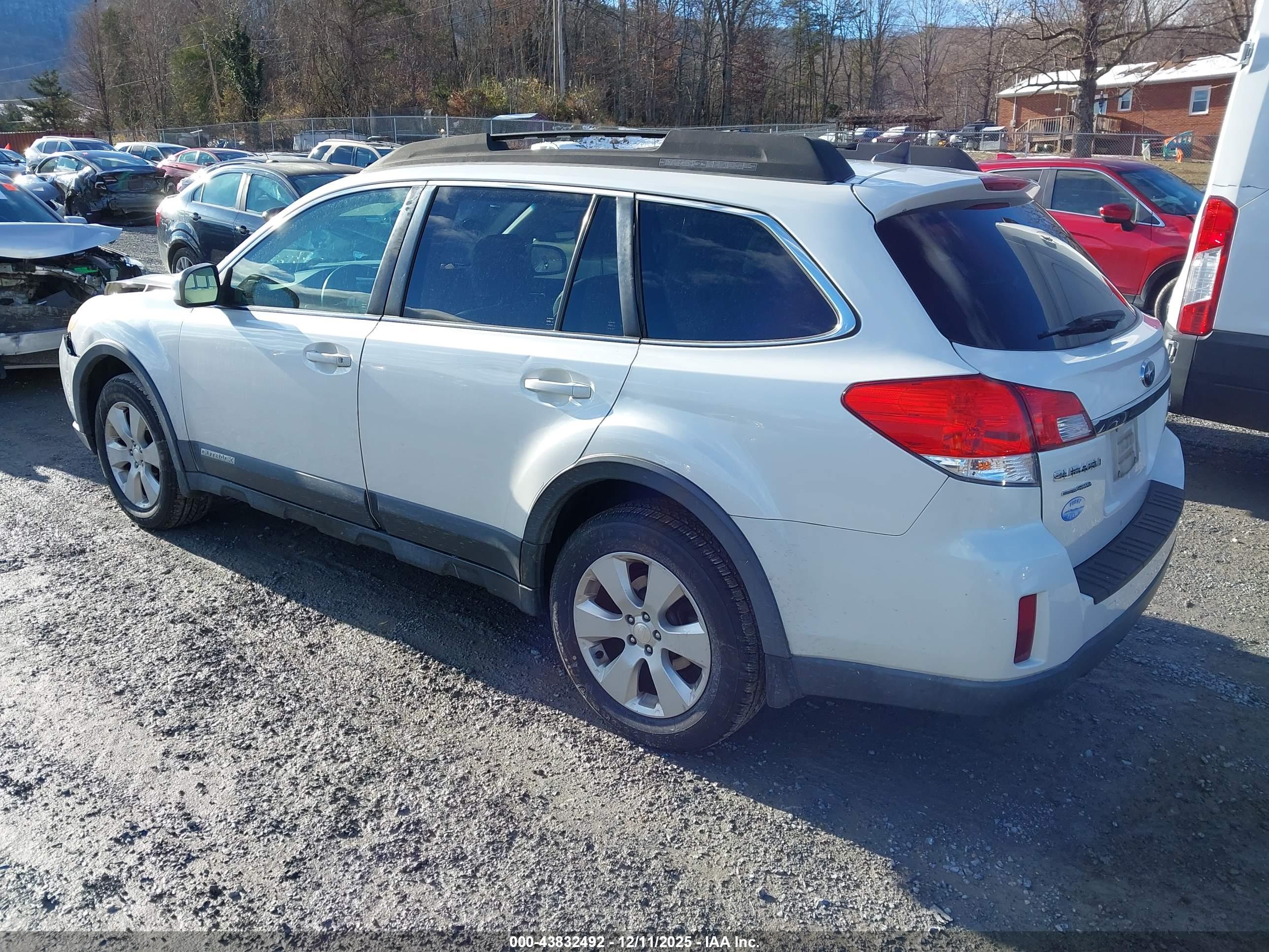 SUBARU OUTBACK image 3
