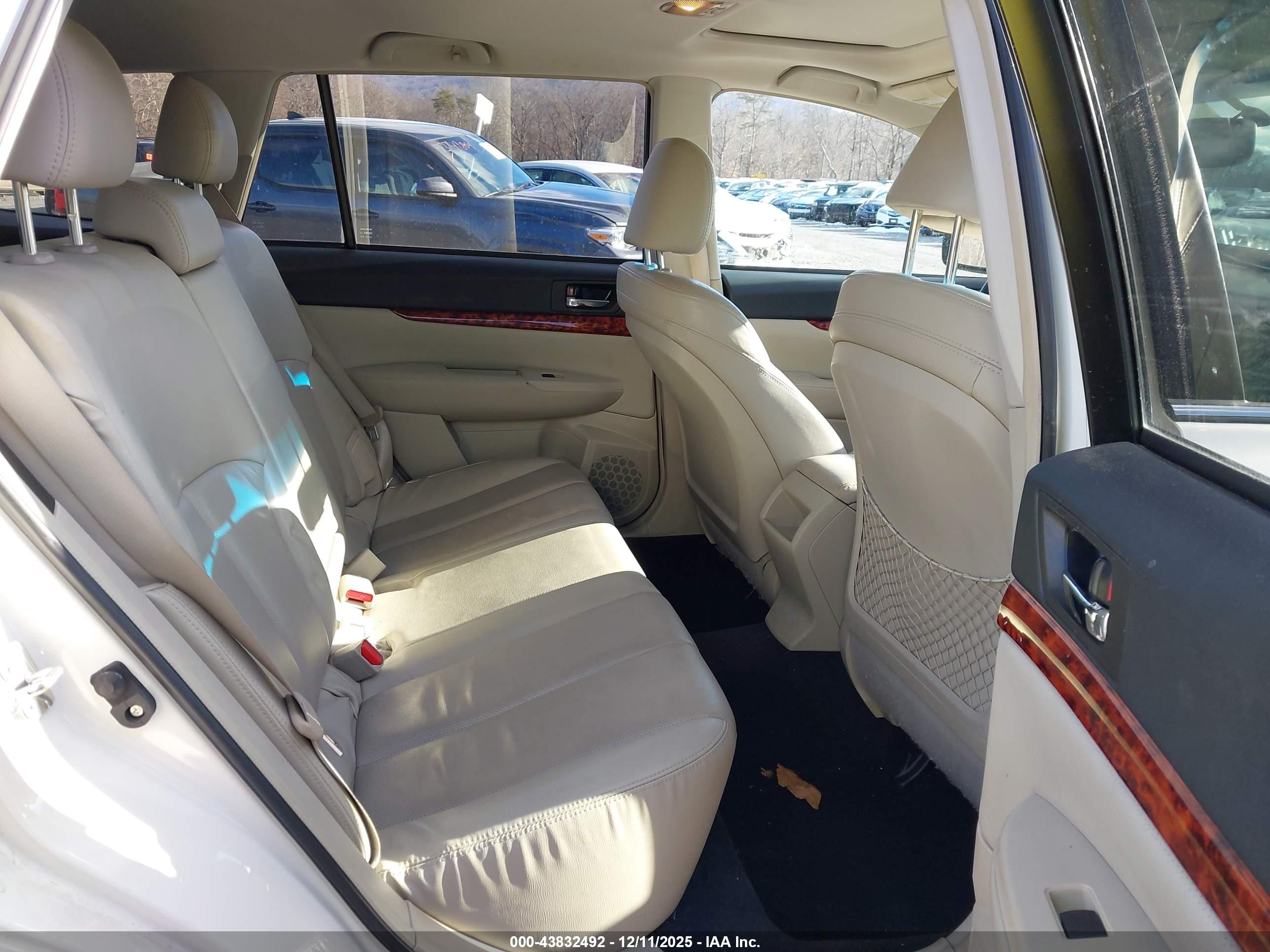 SUBARU OUTBACK image 8