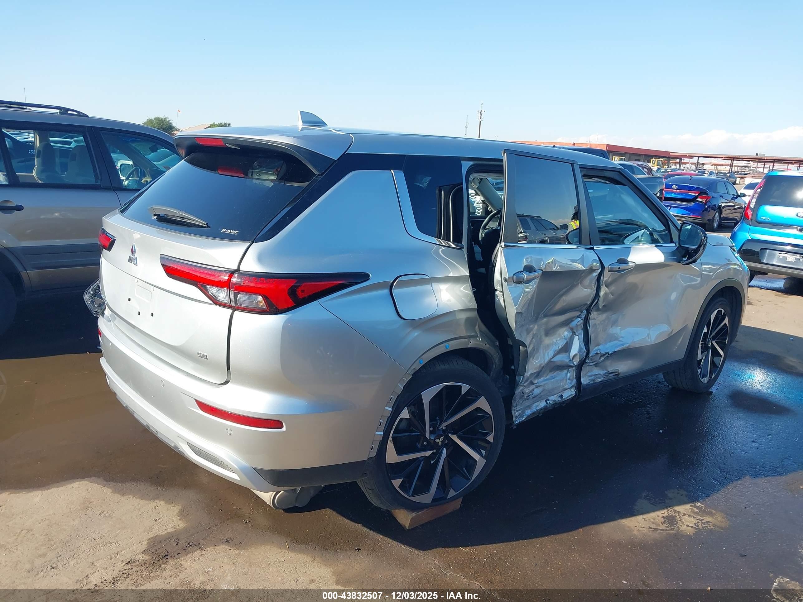 MITSUBISHI OUTLANDER image 4