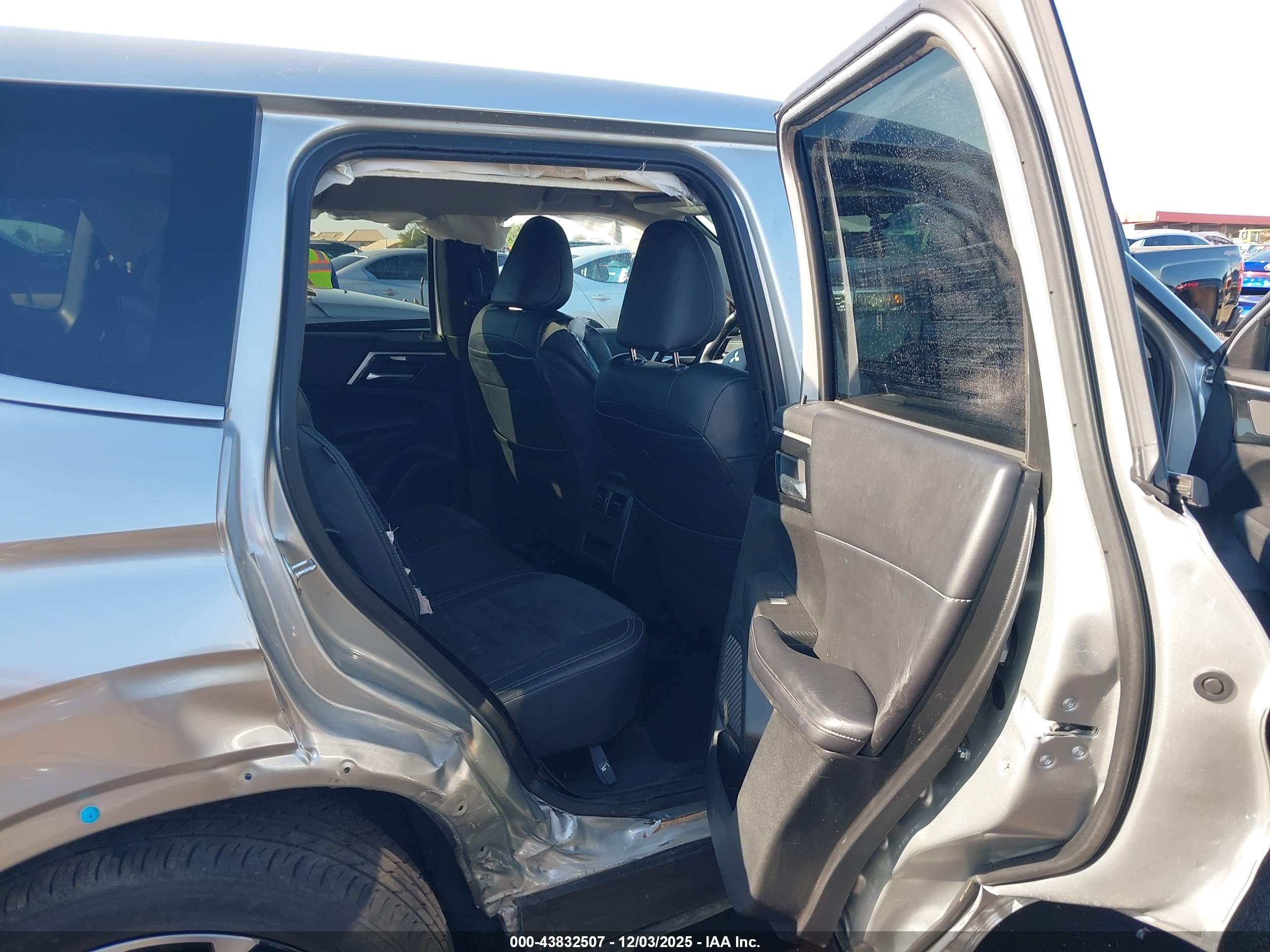 MITSUBISHI OUTLANDER image 8