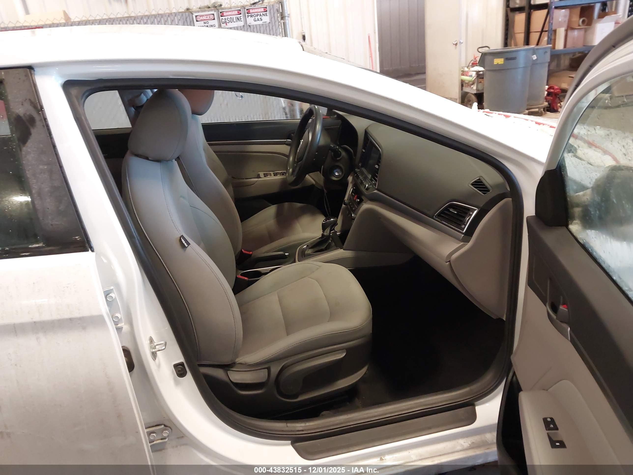 HYUNDAI ELANTRA image 5