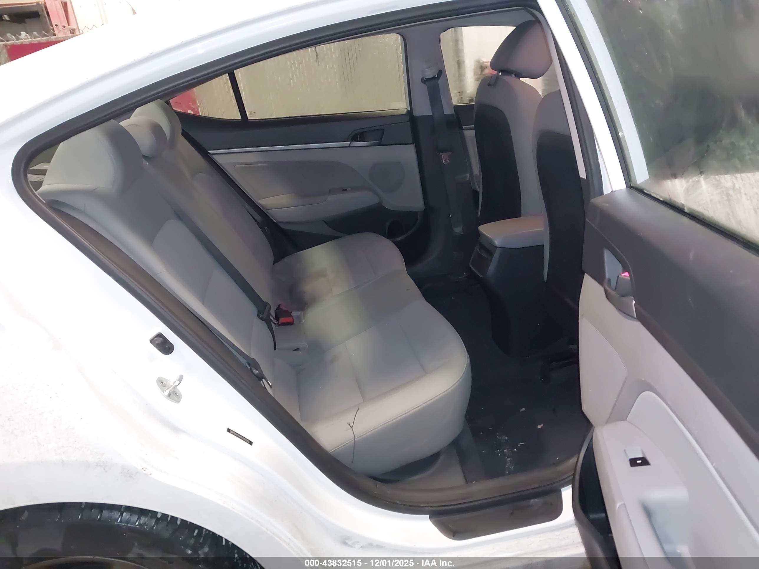 HYUNDAI ELANTRA image 8