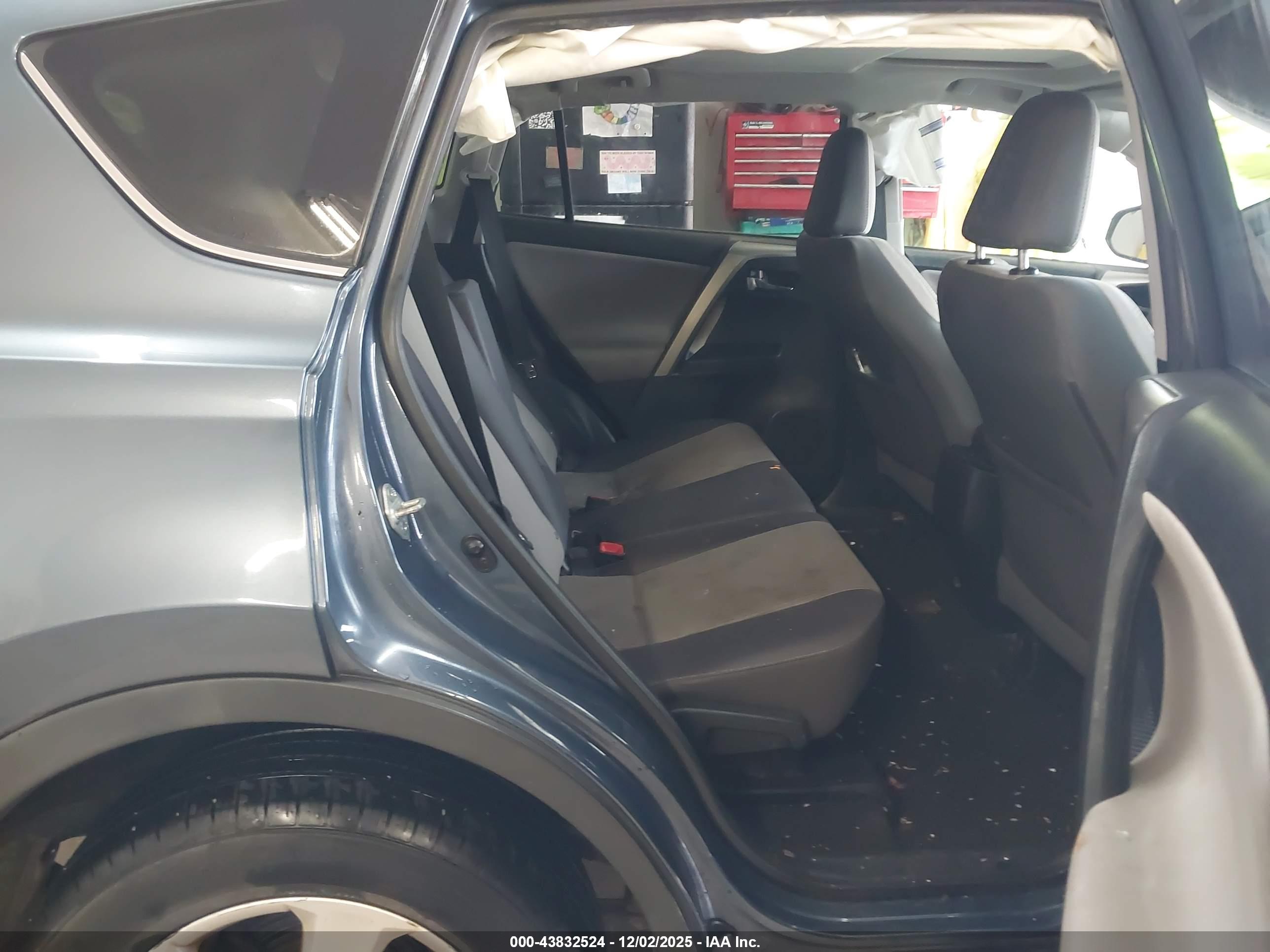 TOYOTA RAV4 image 8
