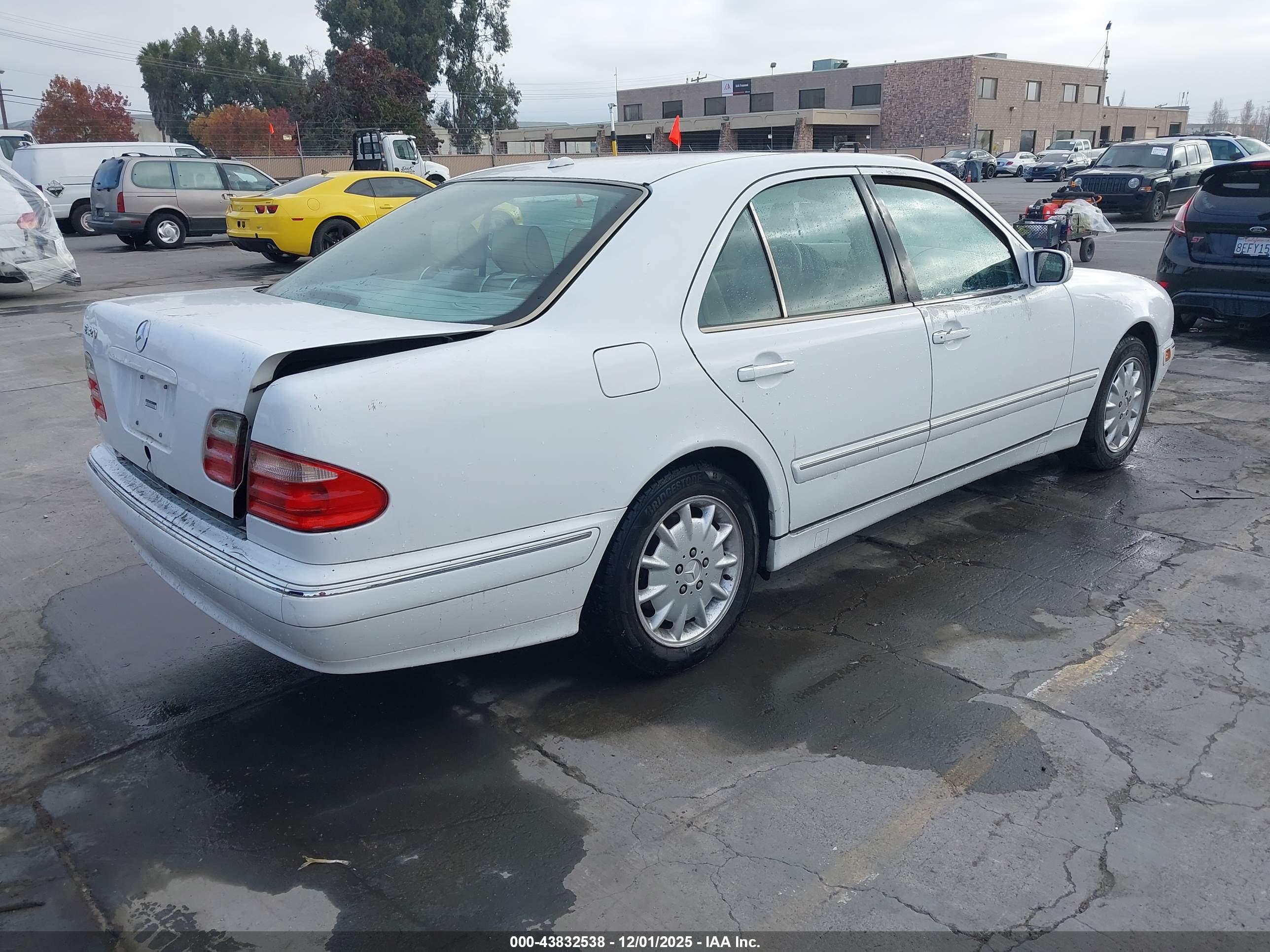 MERCEDES-BENZ E image 4