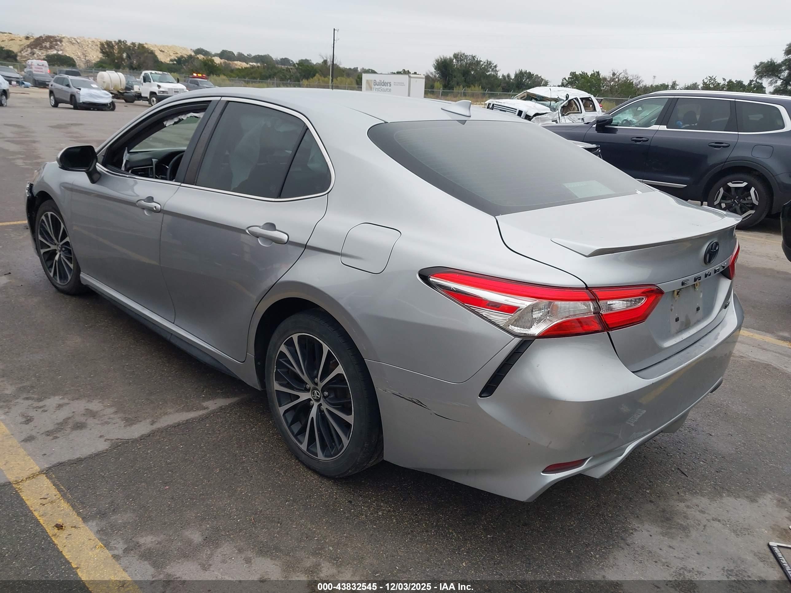 TOYOTA CAMRY image 3