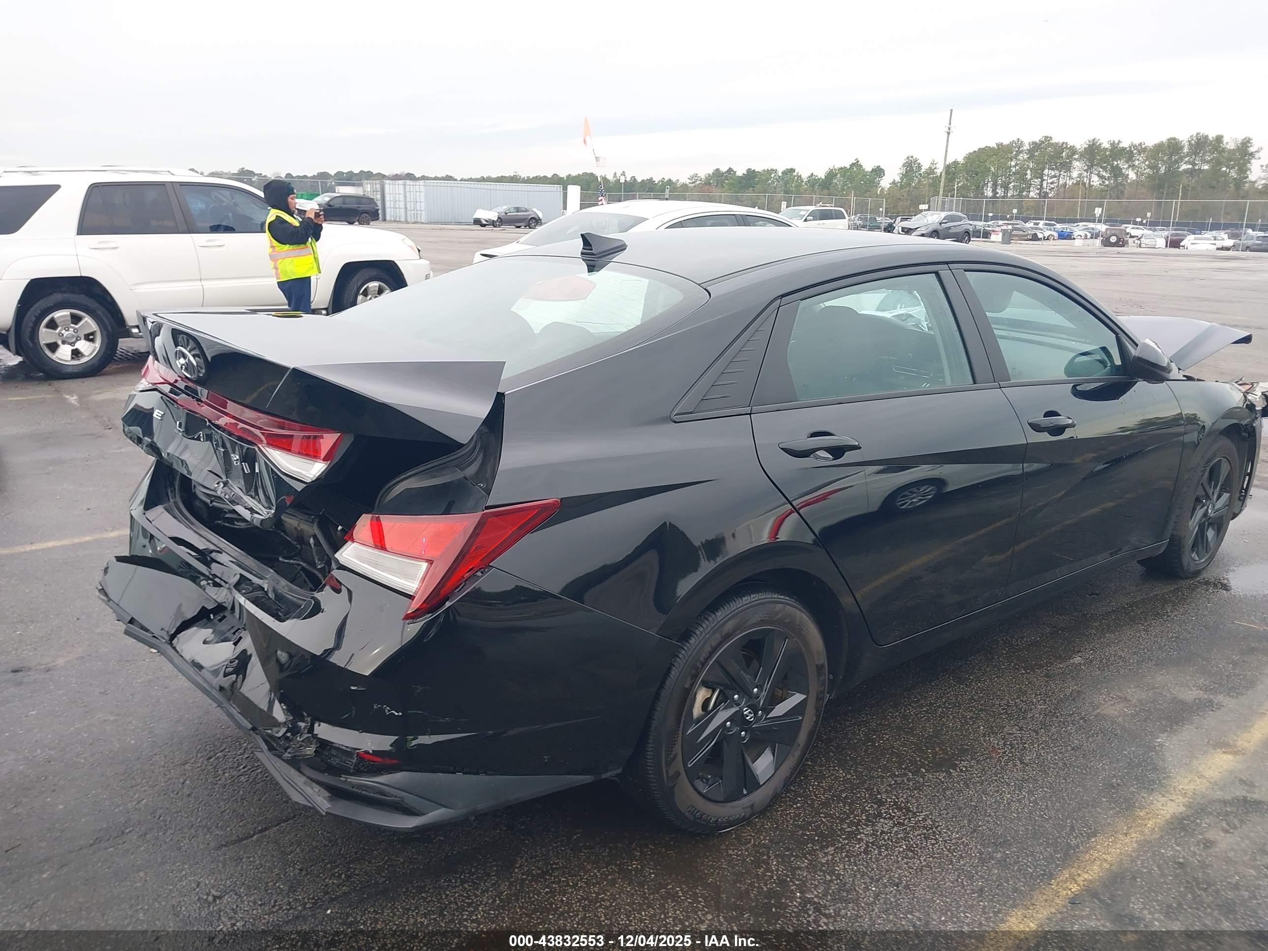 HYUNDAI ELANTRA image 4
