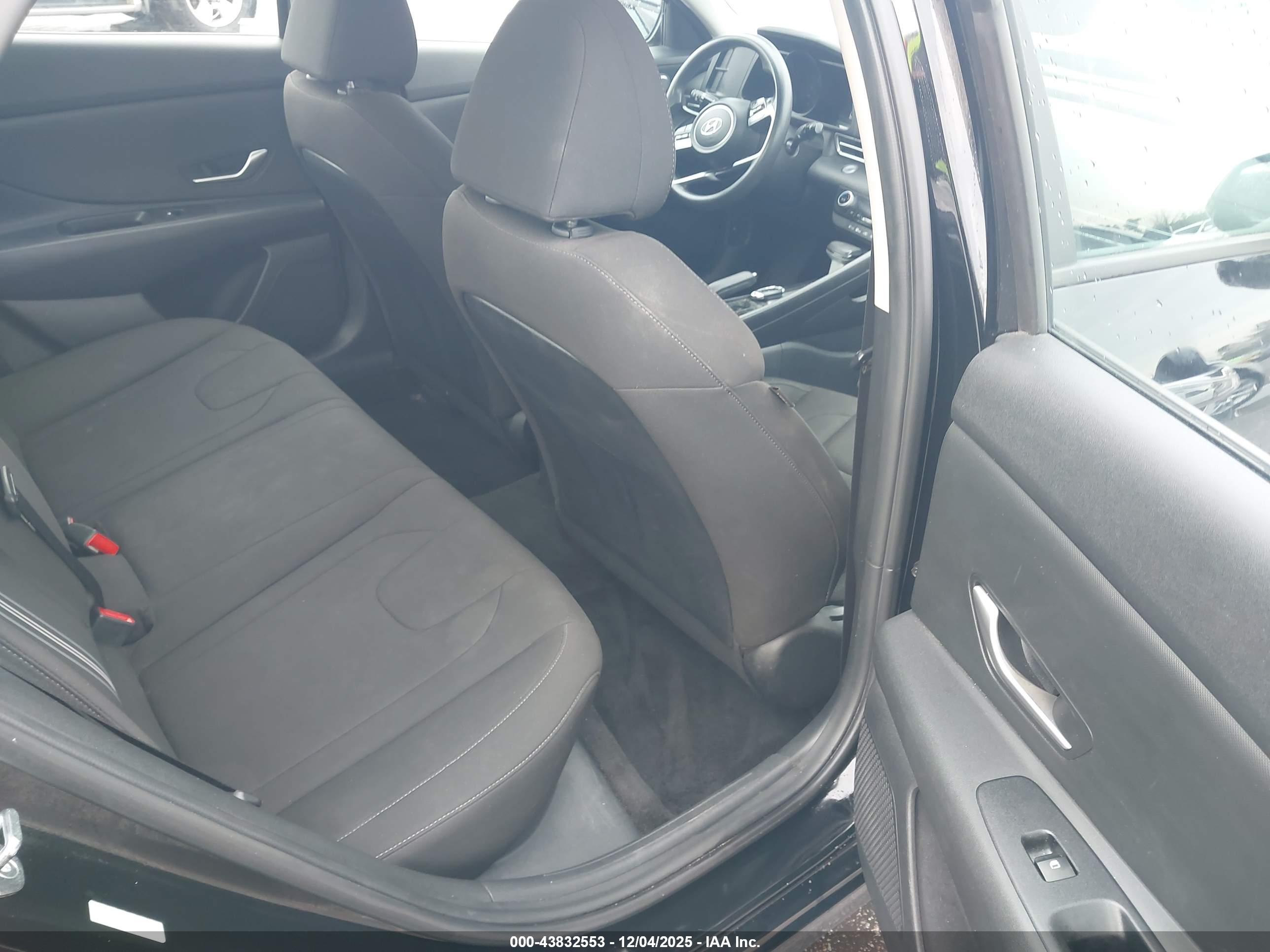 HYUNDAI ELANTRA image 8