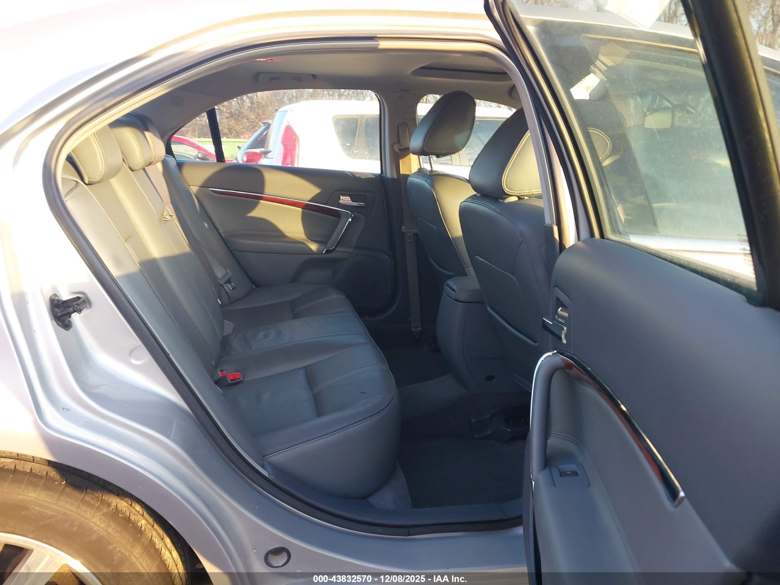 LINCOLN MKZ image 8