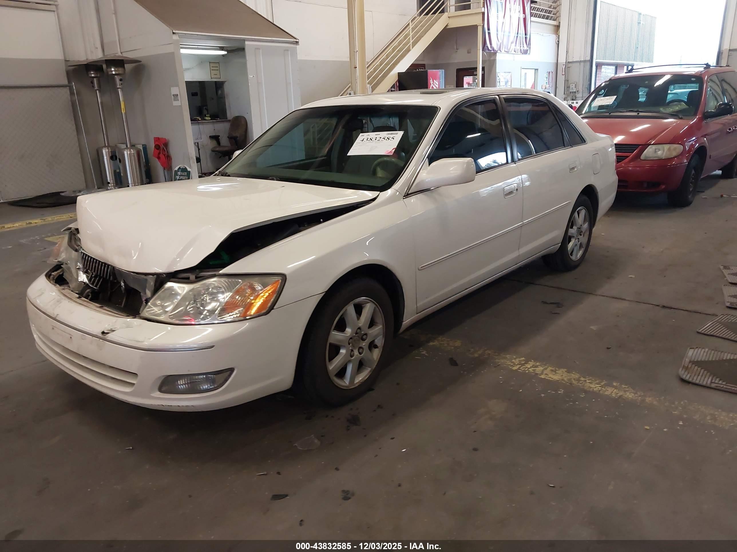 TOYOTA AVALON image 2