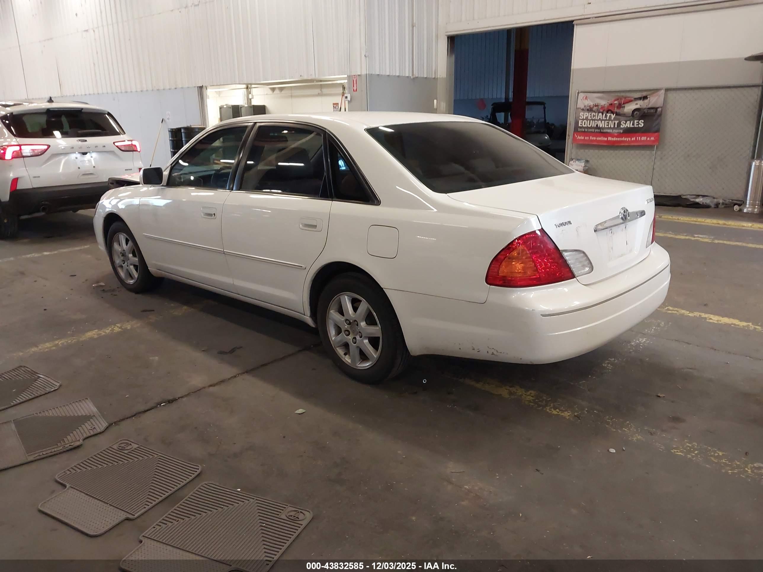 TOYOTA AVALON image 3